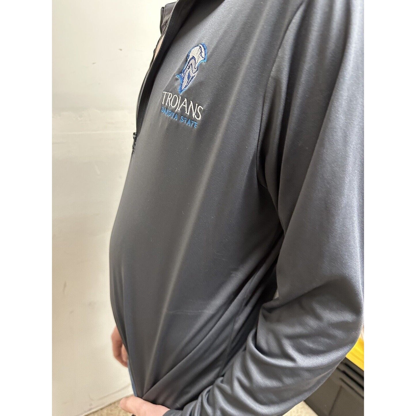 men’s gray dakota state trojans pull over long sleeve 1/4 zip shirt ~medium