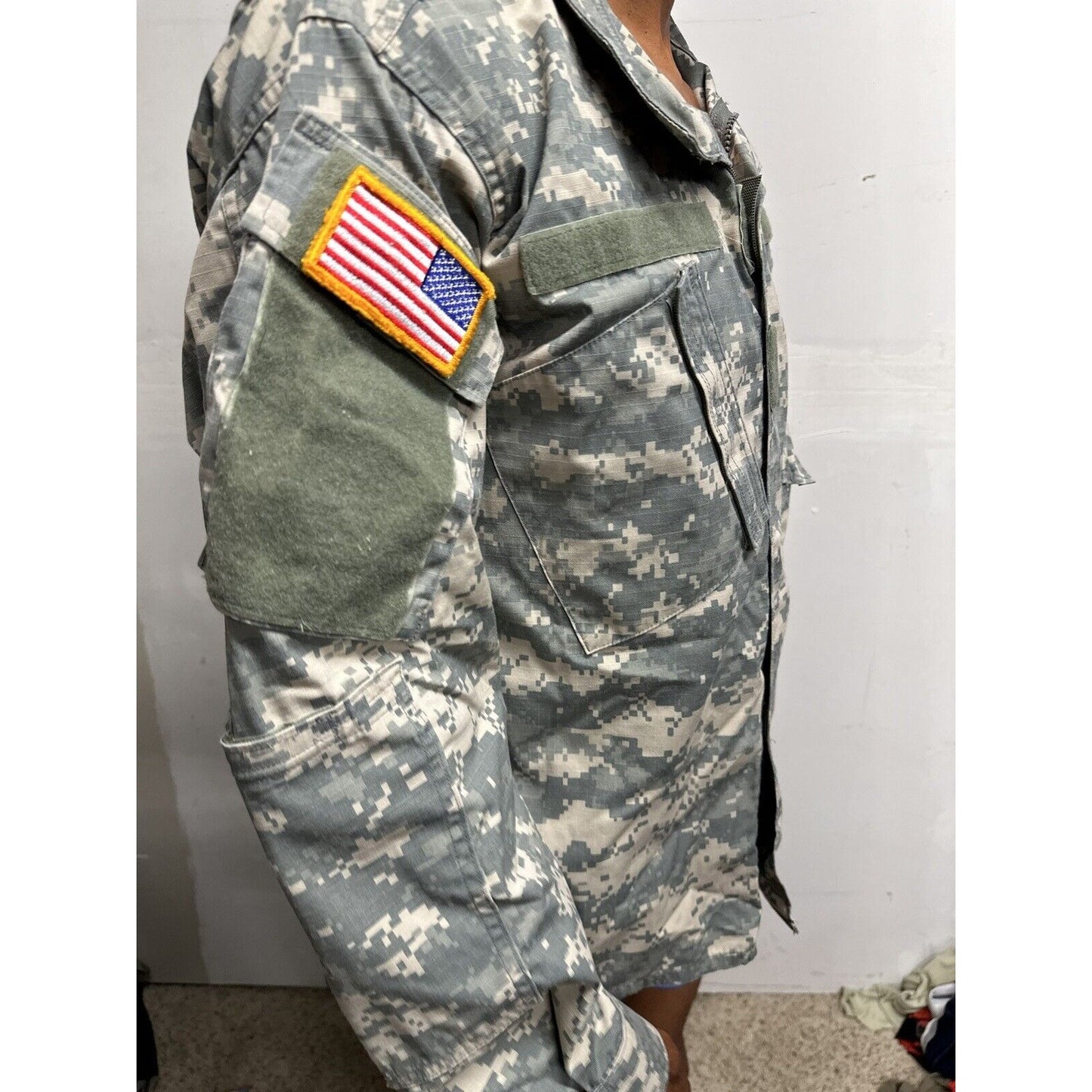 Men’s Army Combat Uniform Acu Medium Regular With USA Flag Patch Top Blouse