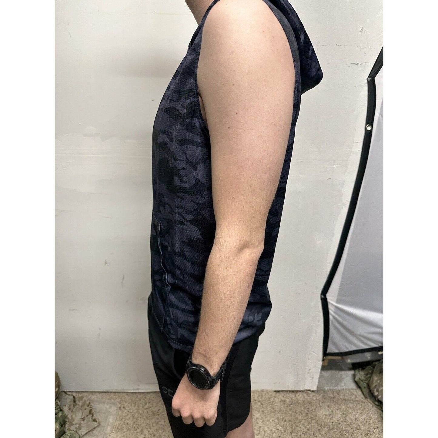 Men’s Gray Camo Muscle Pull Over Sleeveless Hoodie Medium