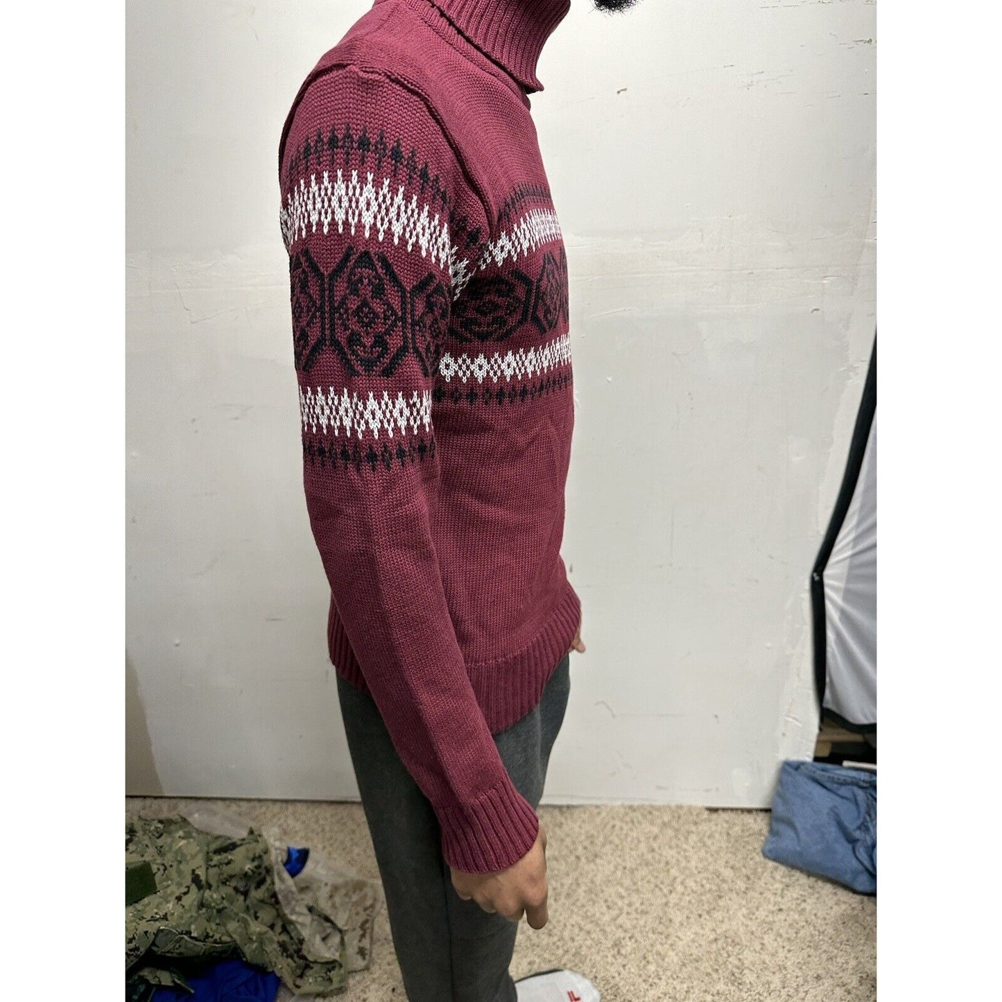 Brick red maroon men’s xpose long sleeve sweater fits like a small/medium