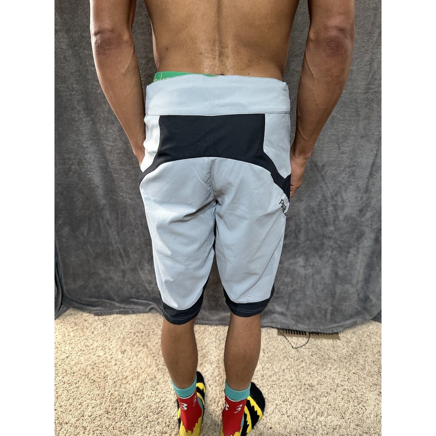 Men’s Gray Pearl Izumi Medium Shorts