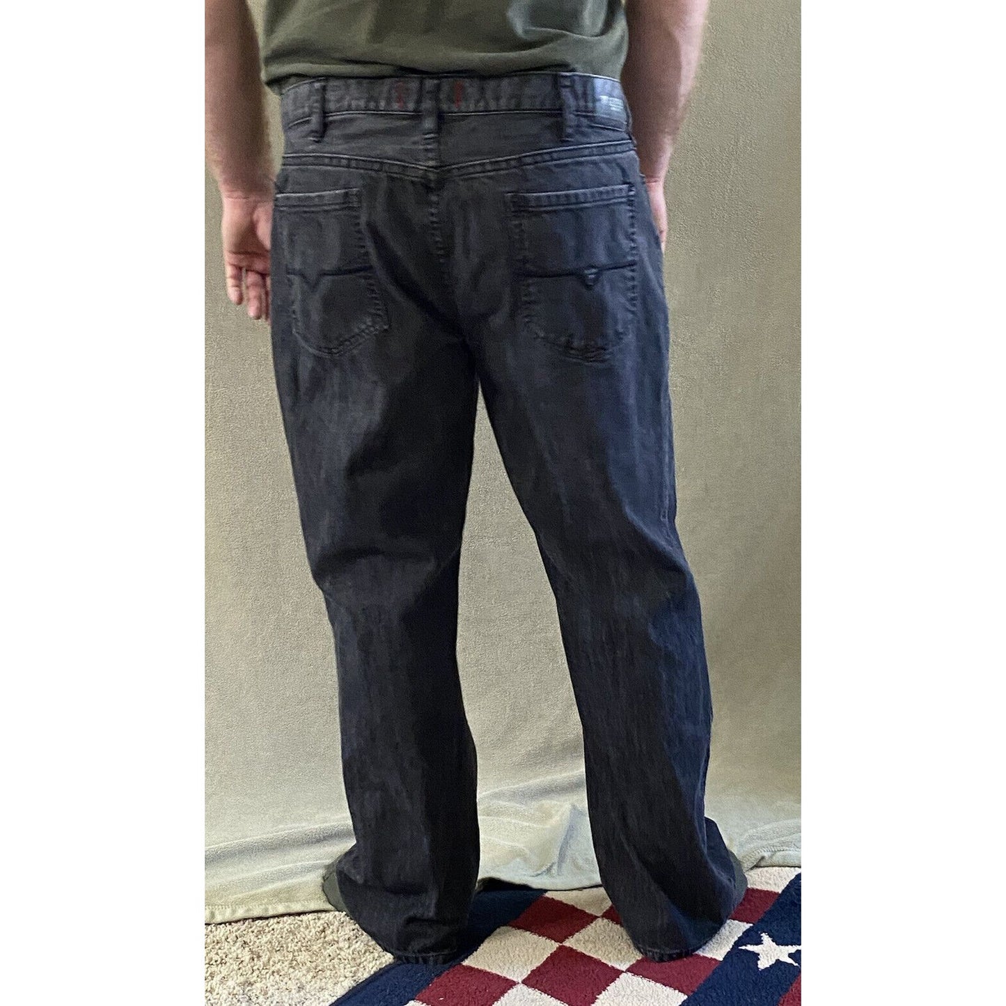 GUESS Regular Straight Crescent Fit Men’s Size 40x30 Black Wash Denim Jeans