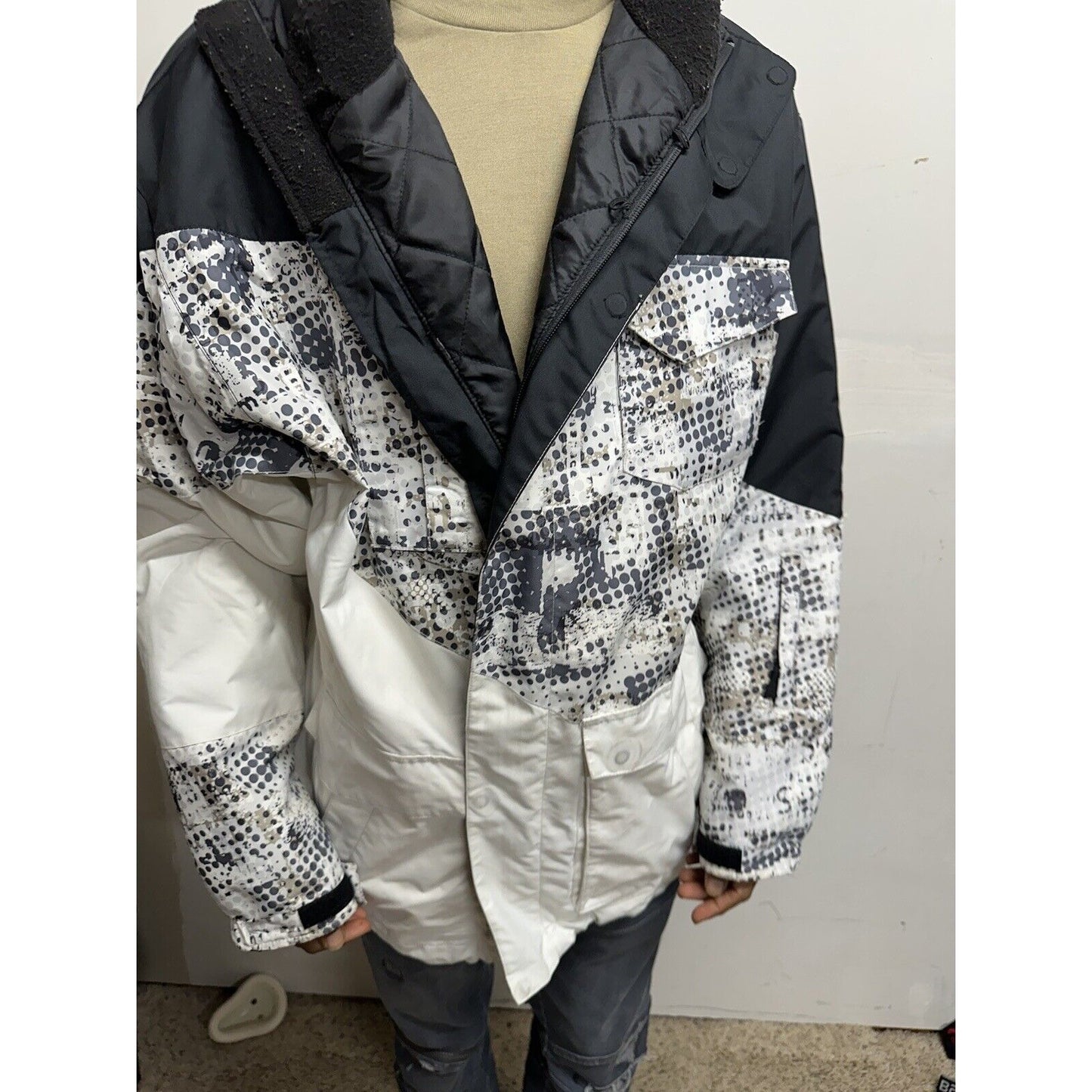 Men’s Large Black And White Snow Technology Body Glove Jacket