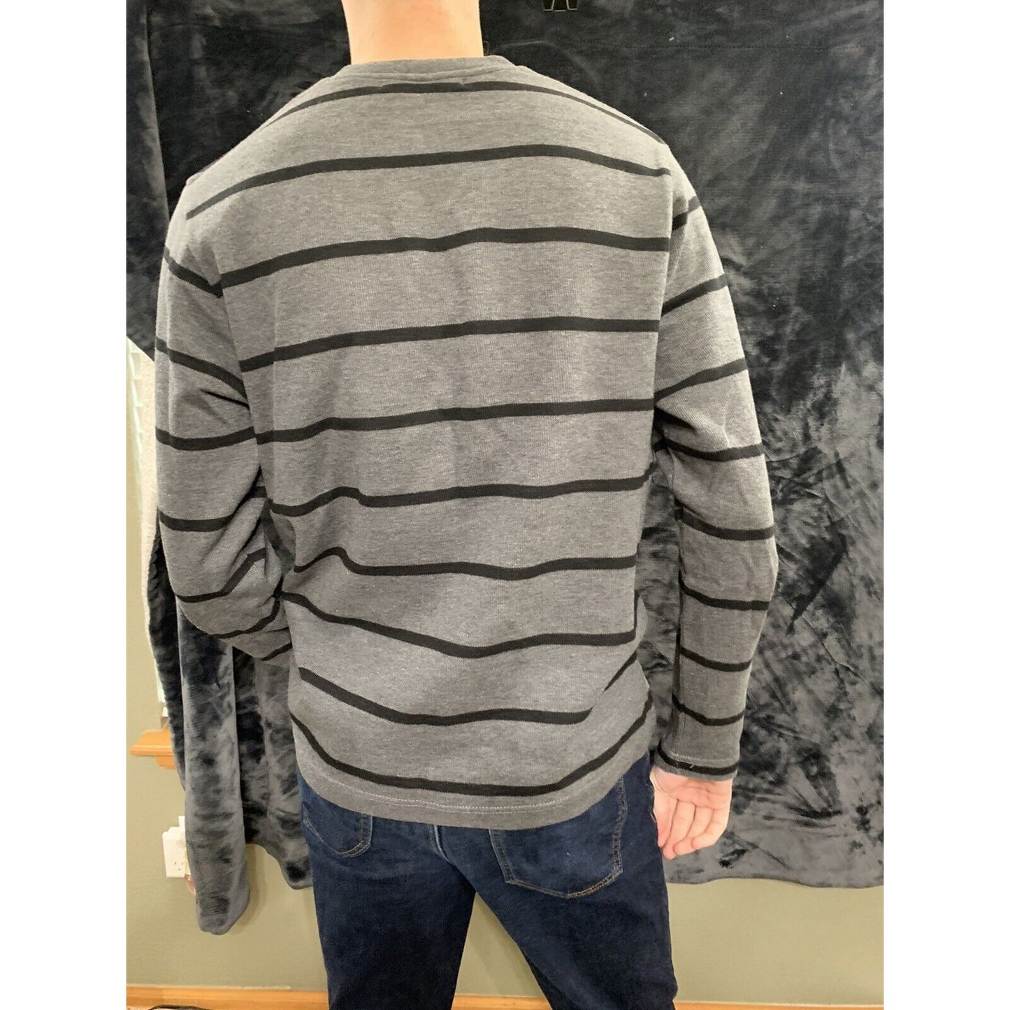 Old Navy Men's Size Large Long Sleeve Gray Striped V-Neck Pullover Sweatshirt