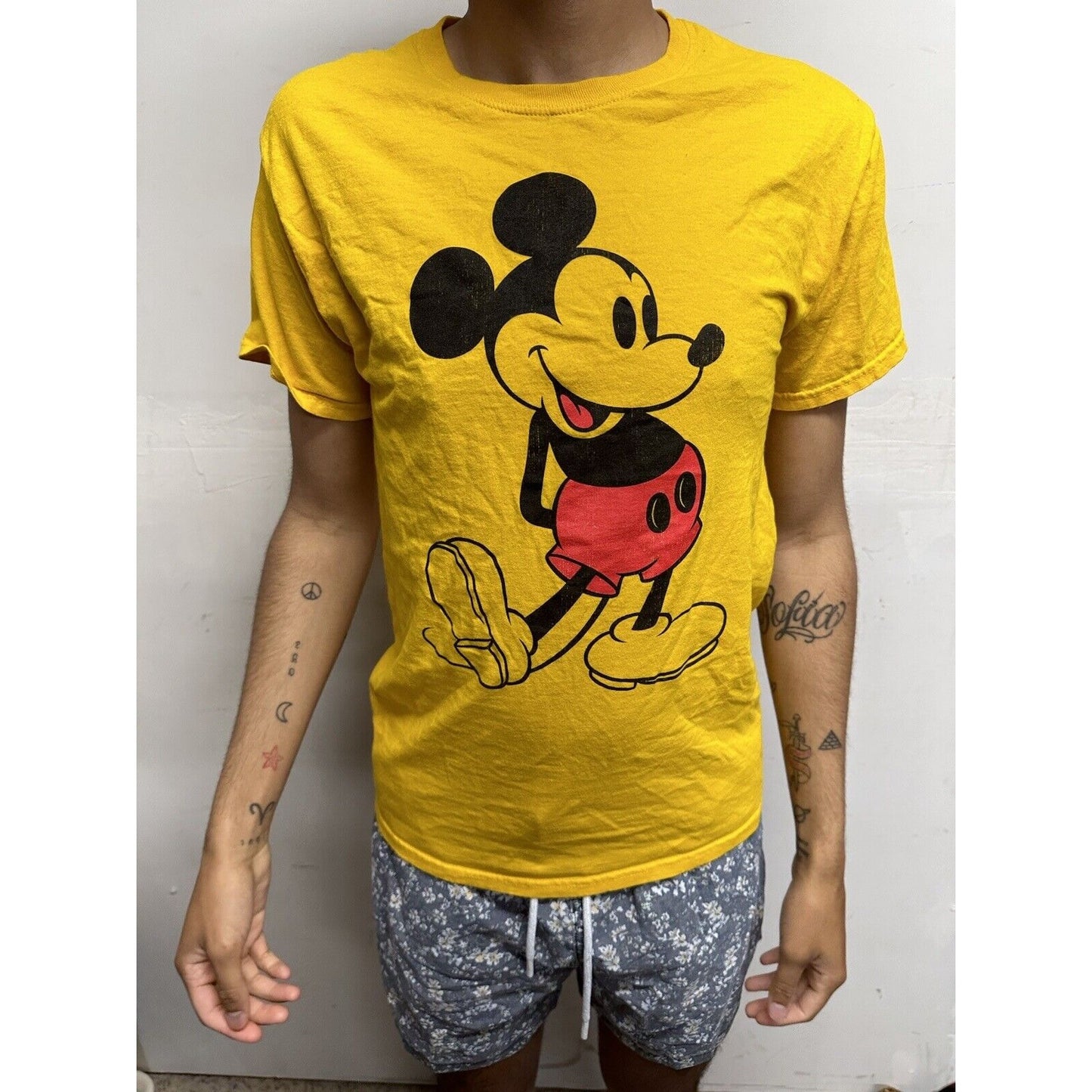 Men’s Small Yellow Mickey Mouse Disney Tshirt Short Sleeve