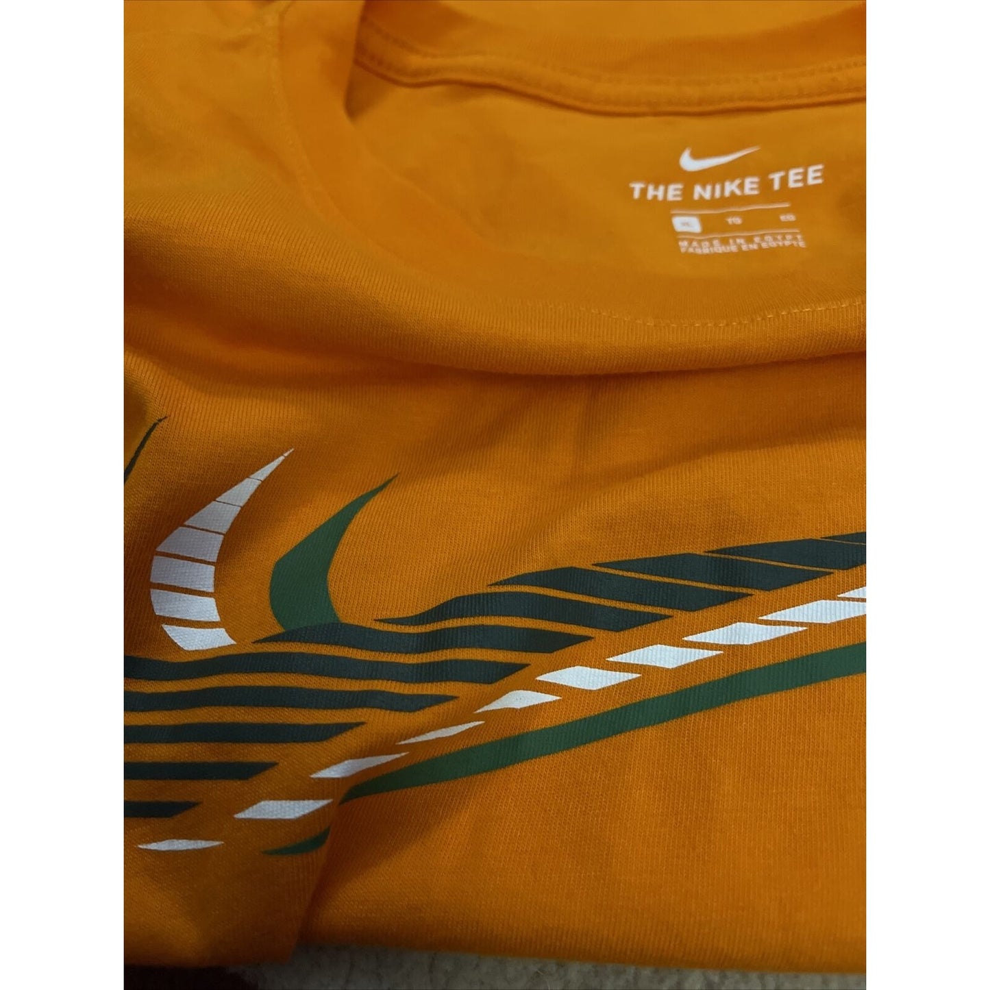Men’s The Nike Tee XL orange Short Sleeve T-shirt