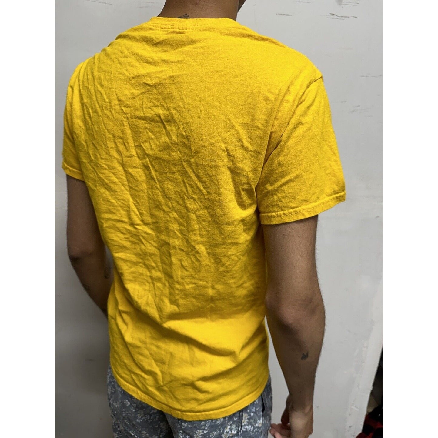 Men’s Small Yellow Mickey Mouse Disney Tshirt Short Sleeve