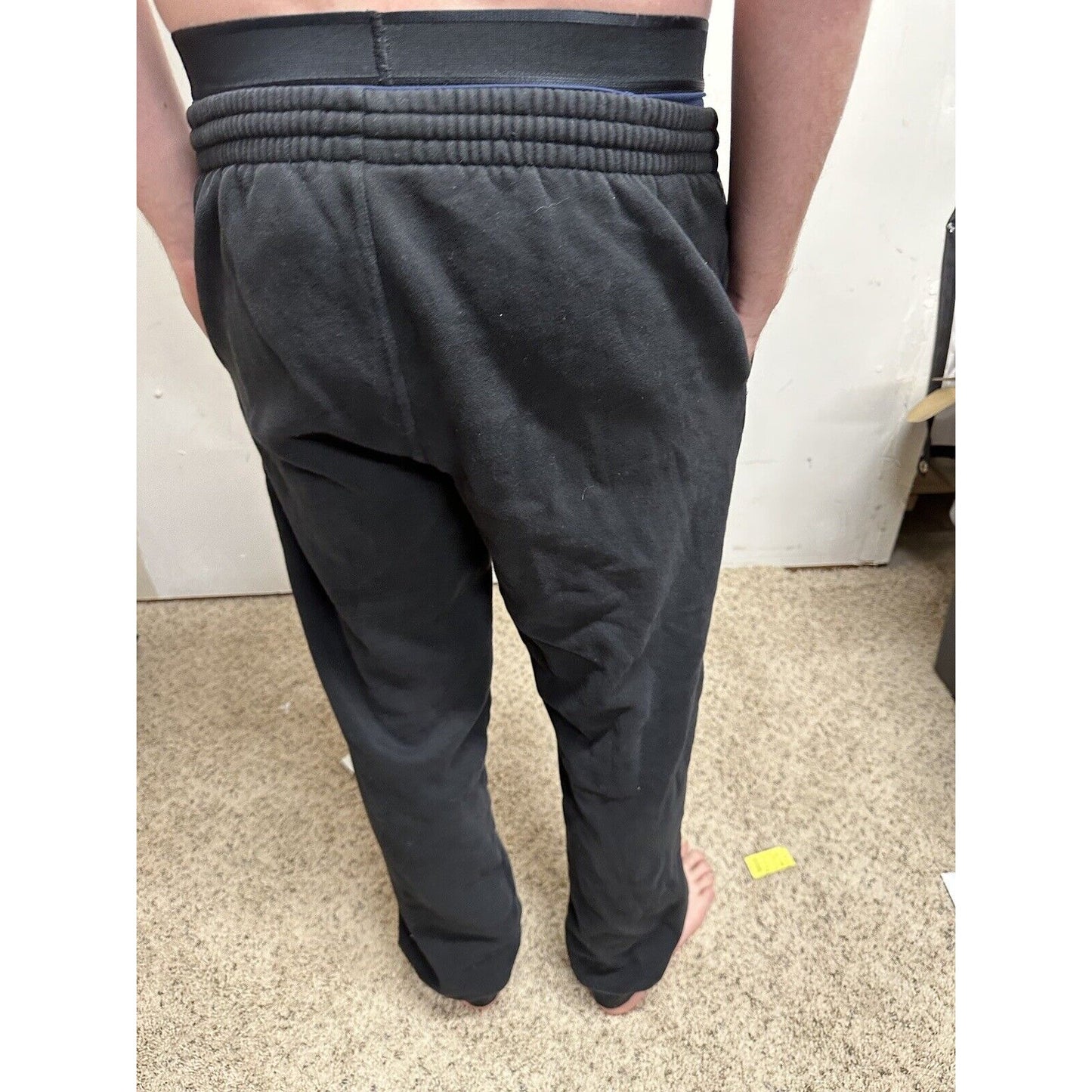 men’s black fila medium sweat pants with pockets