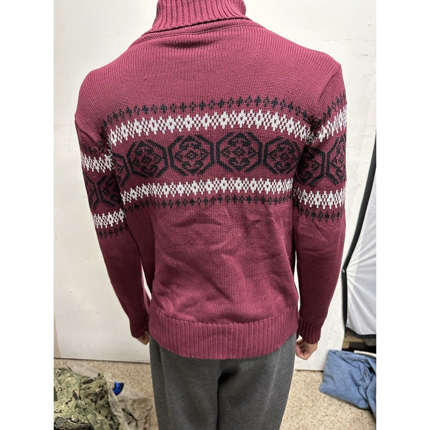 Brick red maroon men’s xpose long sleeve sweater fits like a small/medium