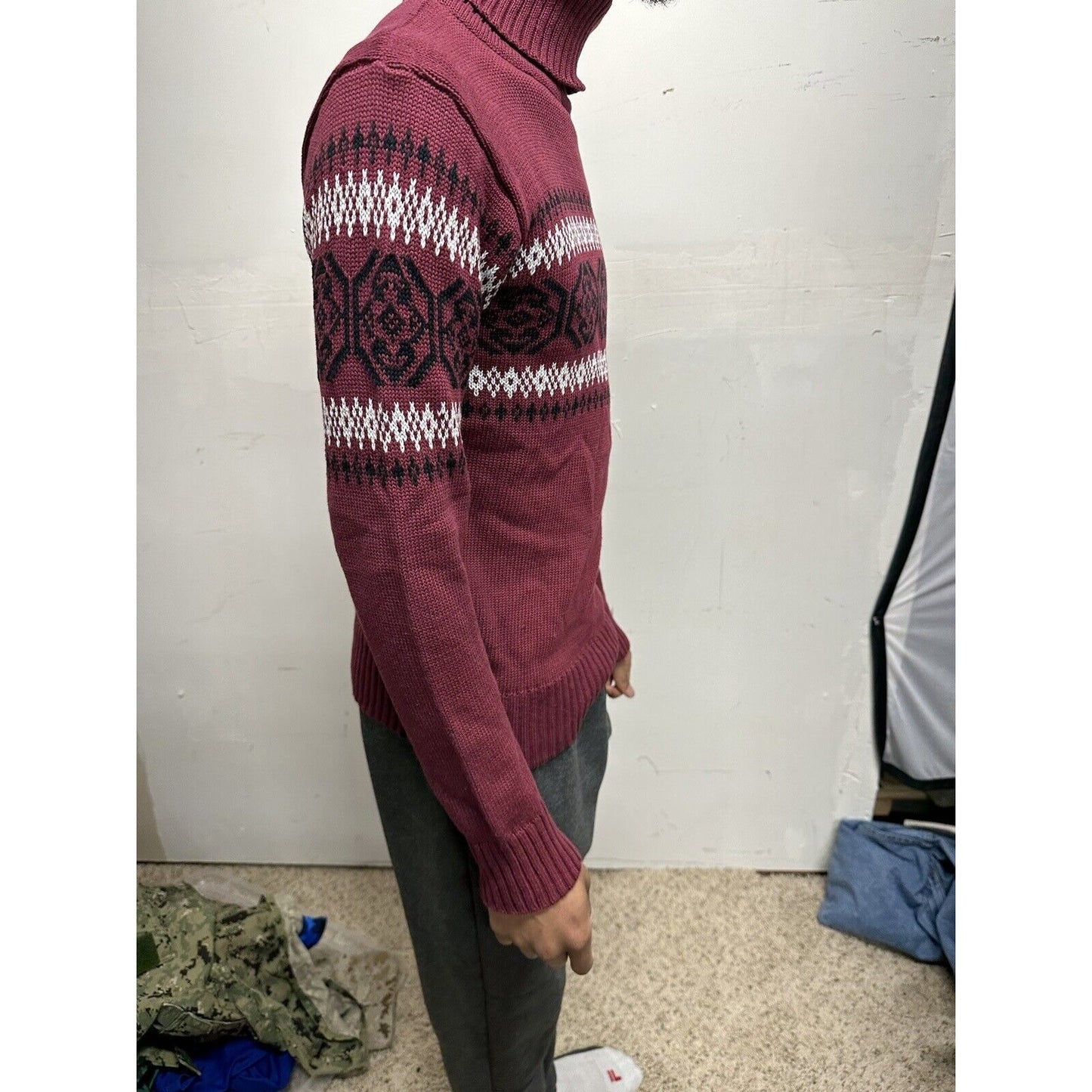 Brick red maroon men’s xpose long sleeve sweater fits like a small/medium