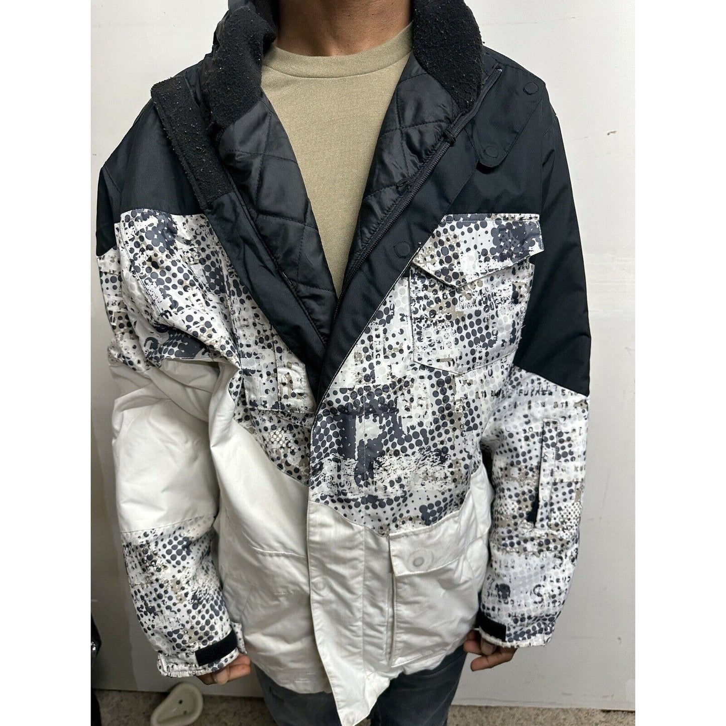 Men’s Large Black And White Snow Technology Body Glove Jacket