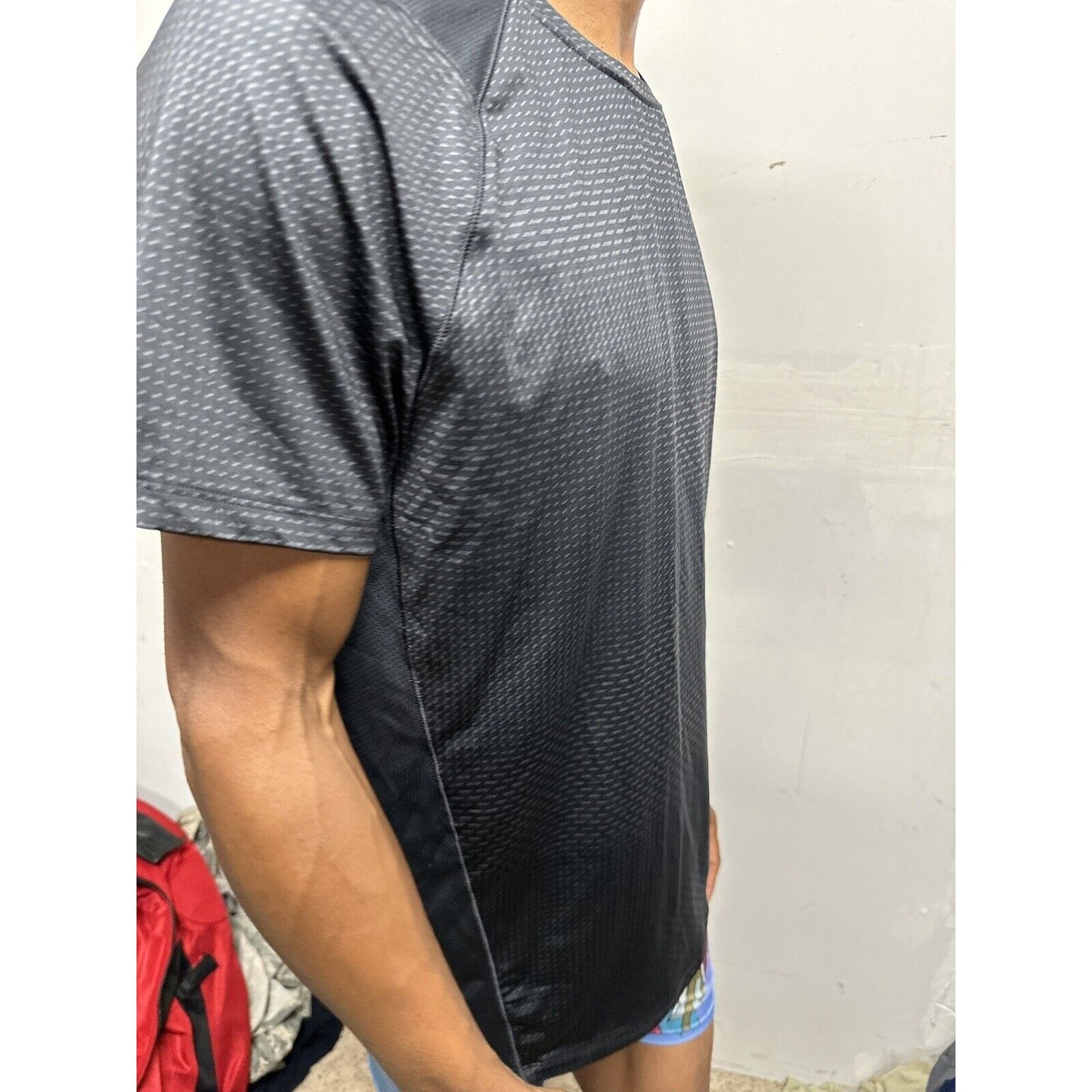Men’s Large Under Armour Fitted Black Patterned Athletic Shirt