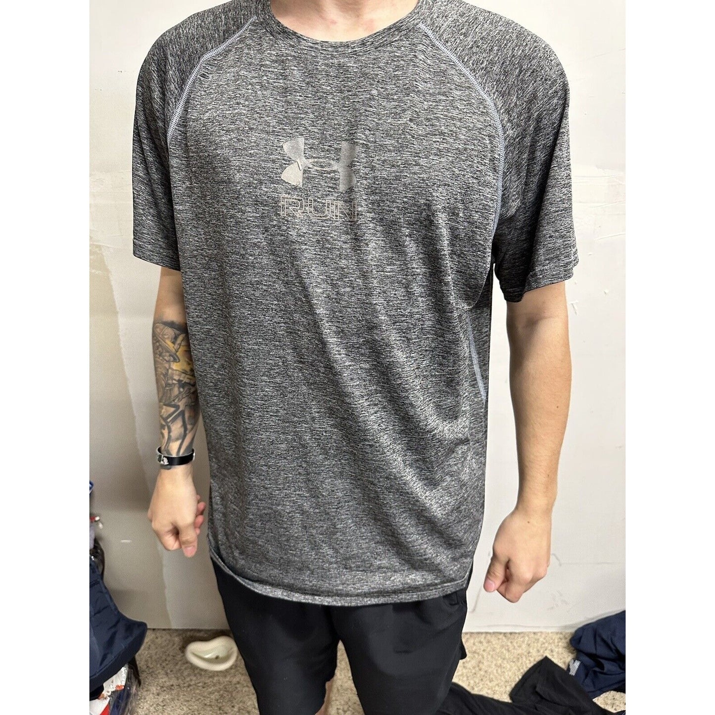 Men’s Gray Under Armour Run Fitted Large Athletic Shirt