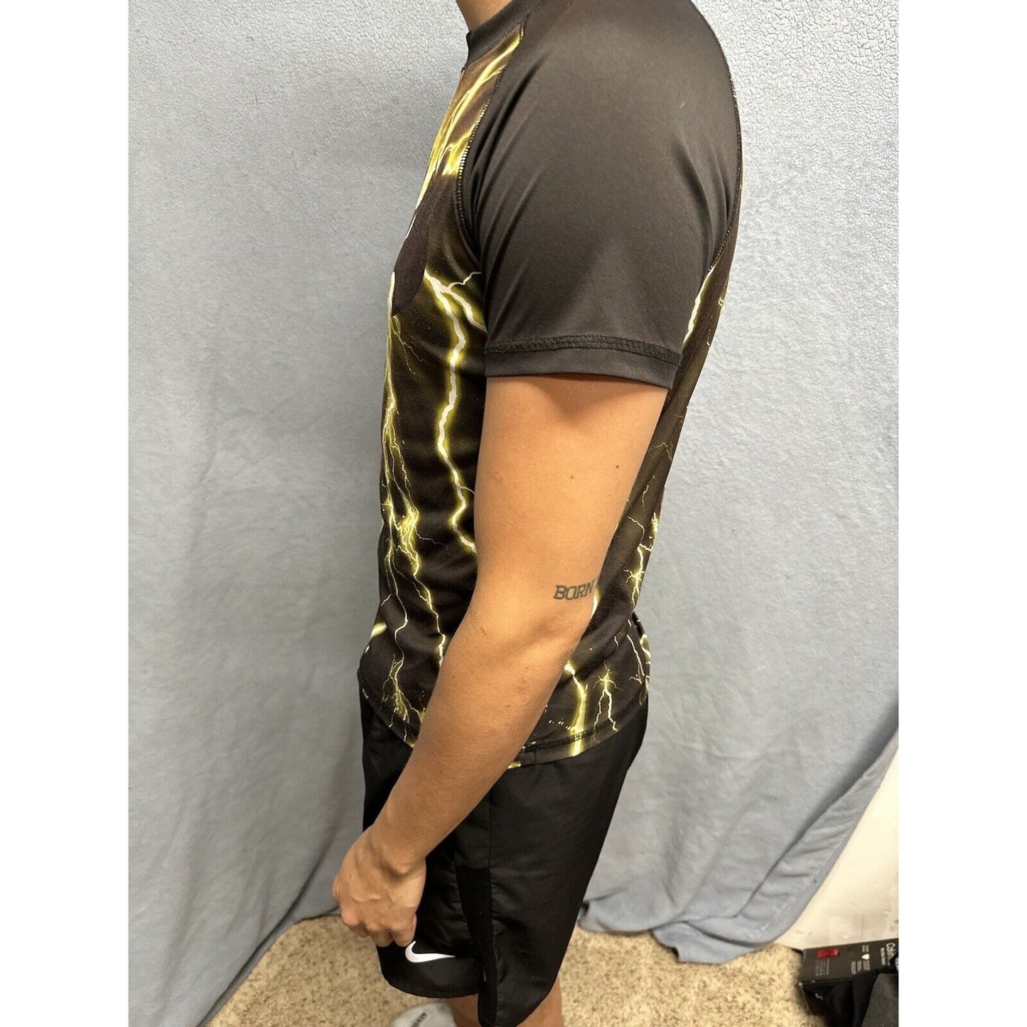 Men’s Large Batman Short Sleeve Black And Yellow Tshirt 100% Polyester