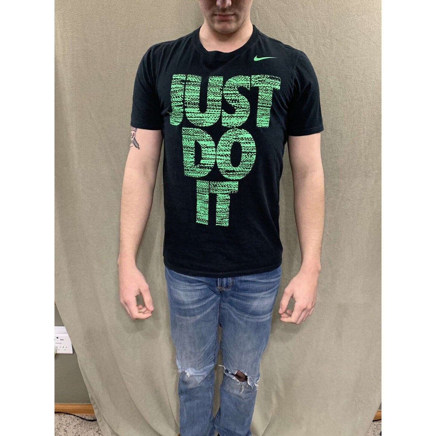 Black Nike Just Do It T-shirt Men’s Small Tiretread Print