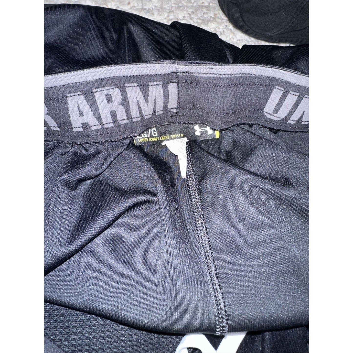 Men’s Under Armour Large Black Loose Athletic Shorts With Pockets