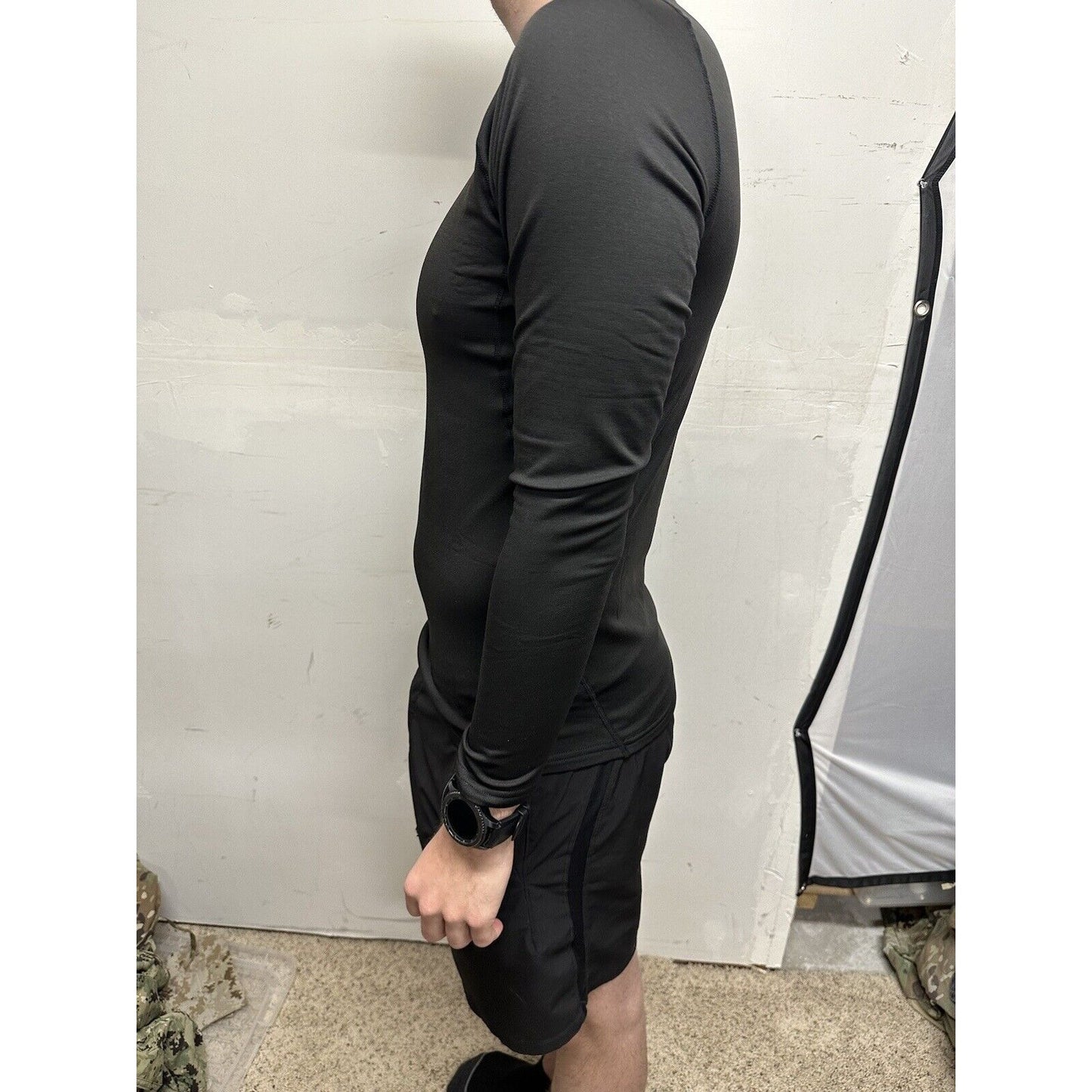 Men’s Black Medium Poly Spandex Long Sleeve Pull Over Athletic Shirt
