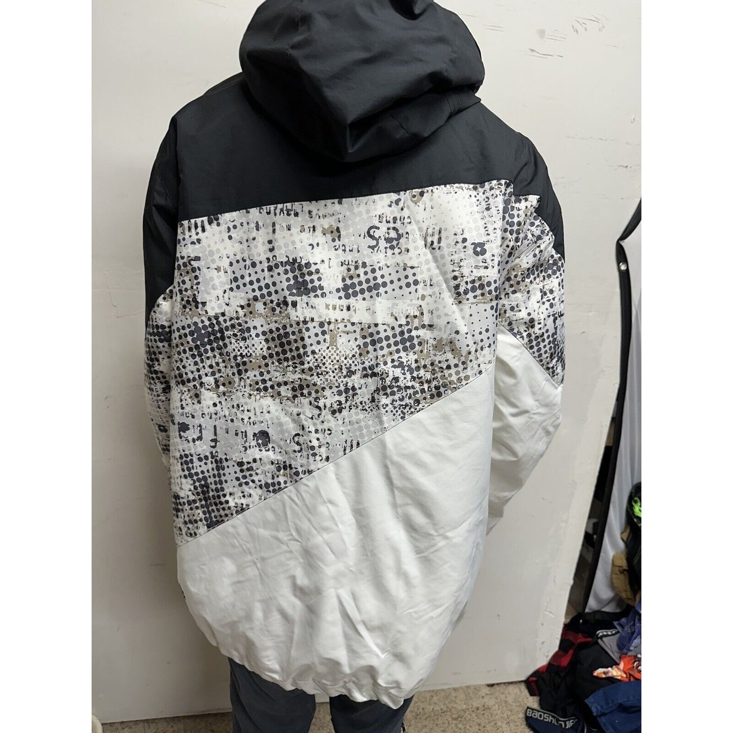 Men’s Large Black And White Snow Technology Body Glove Jacket