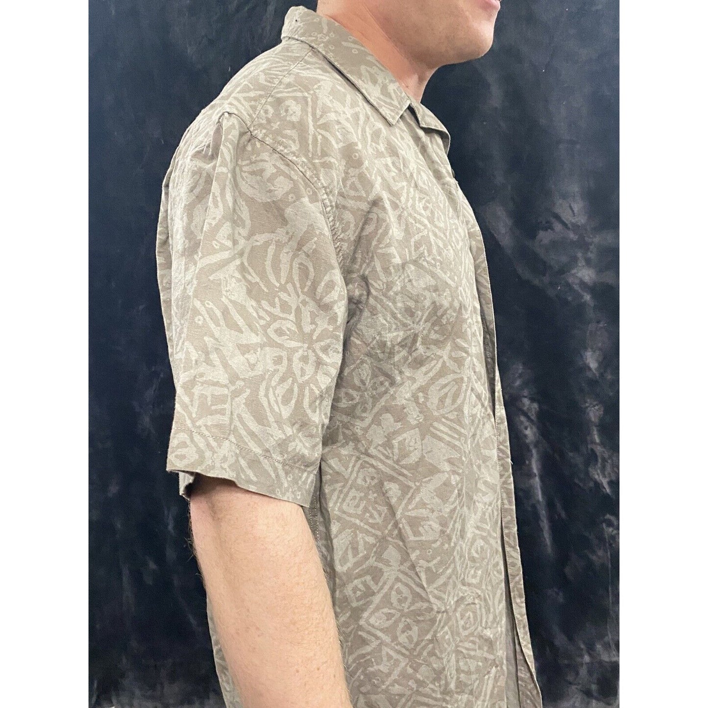 Eddie Bauer Relaxed Fit Large Tropical or Tribal Brown Button-down Short Sleeved