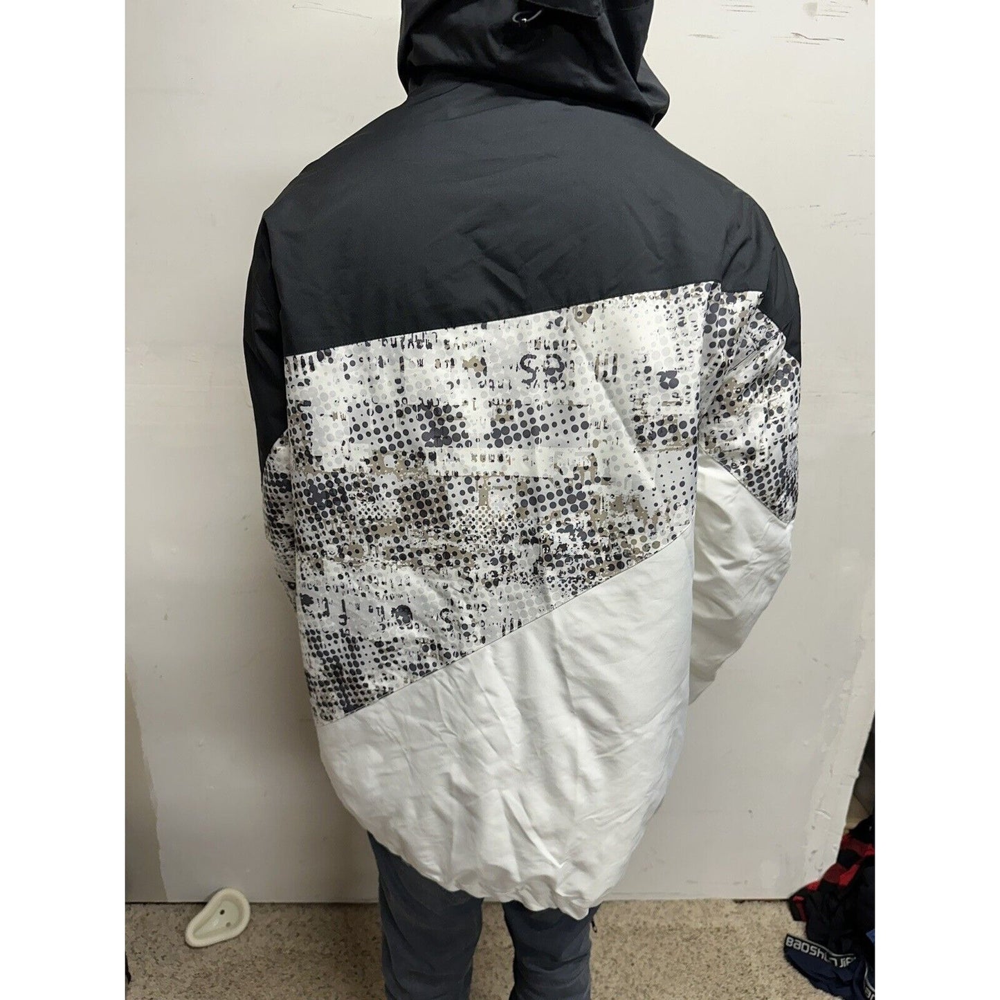 Men’s Large Black And White Snow Technology Body Glove Jacket