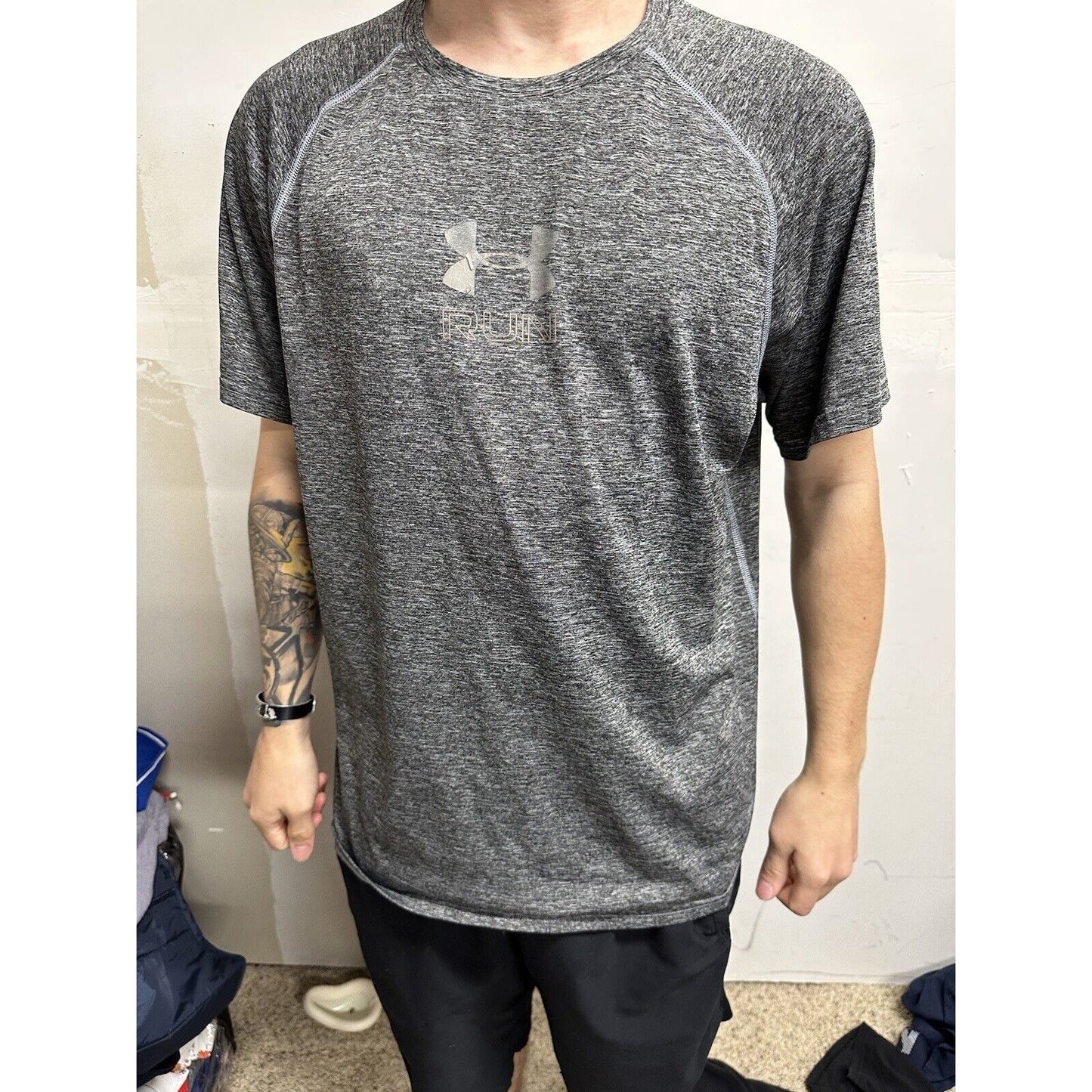 Men’s Gray Under Armour Run Fitted Large Athletic Shirt