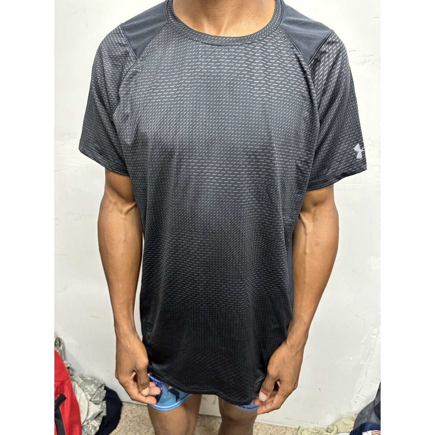 Men’s Large Under Armour Fitted Black Patterned Athletic Shirt