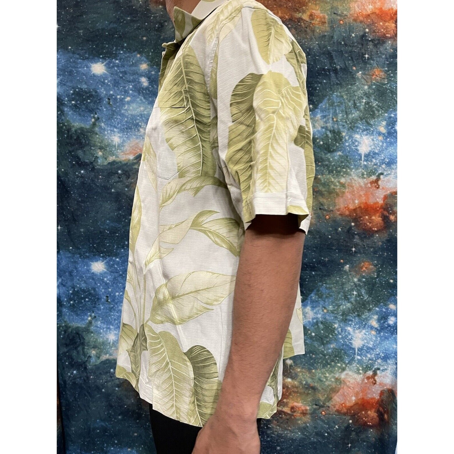 Jamaica Jaxx Men Size L Hawaiian Aloha Shirt Silk Green Leaves print on it 2702