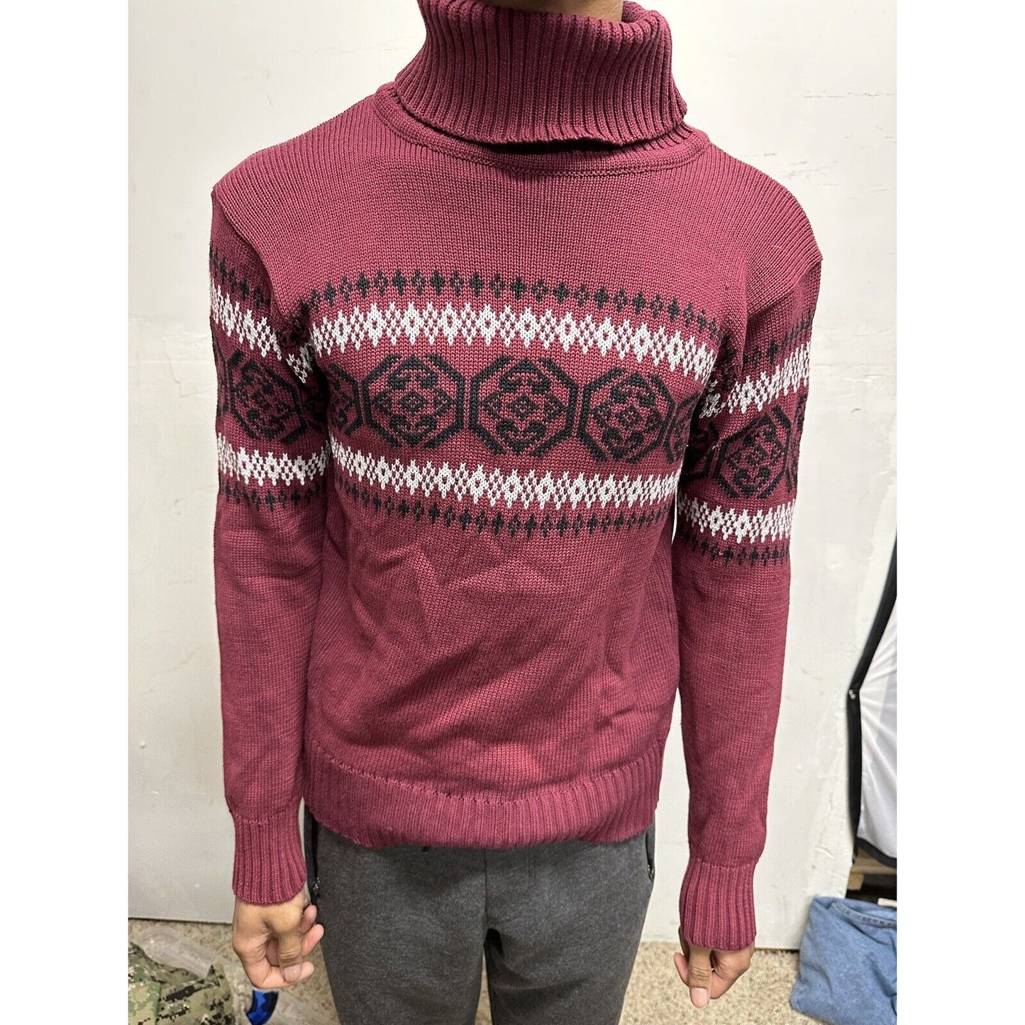 Brick red maroon men’s xpose long sleeve sweater fits like a small/medium
