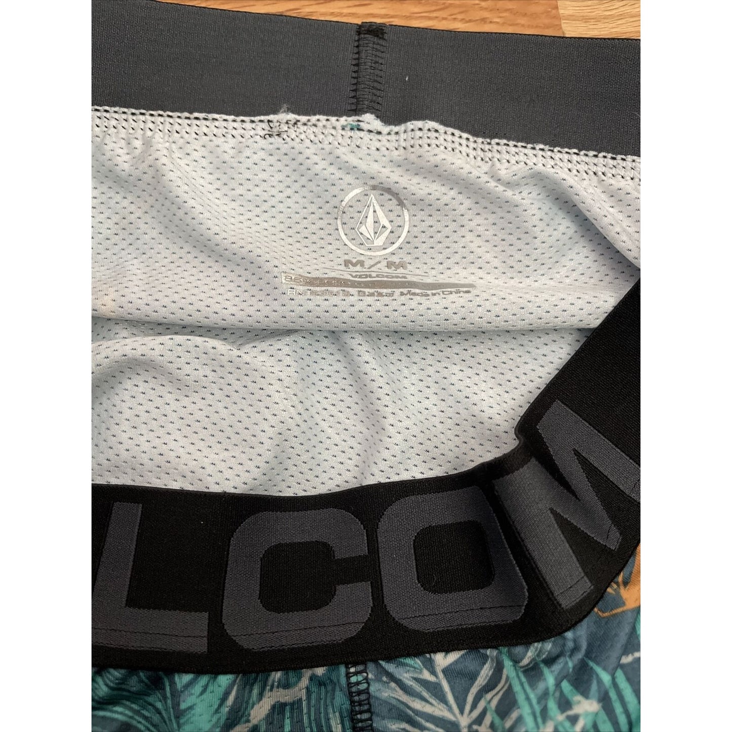 Men's volcom small tropical leaves compression shorts