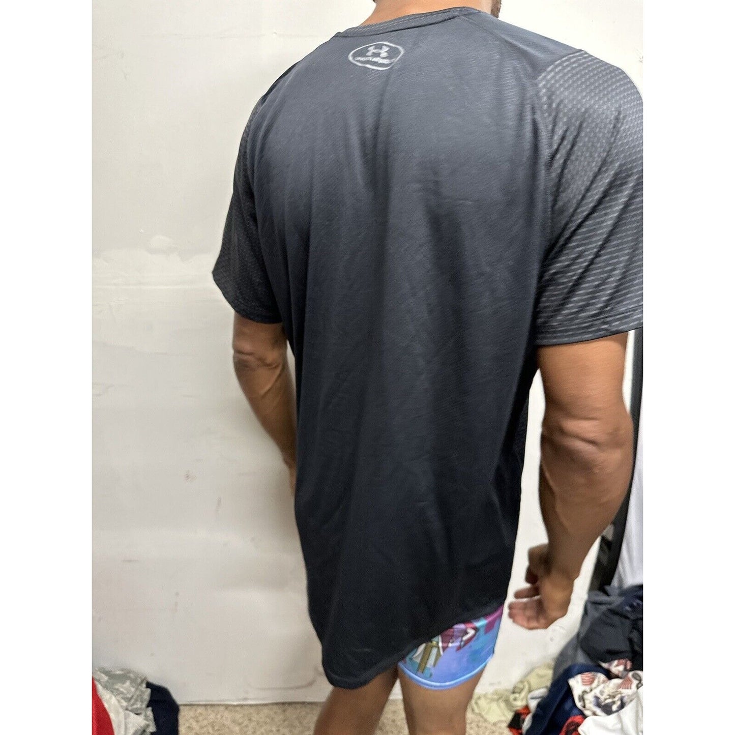 Men’s Large Under Armour Fitted Black Patterned Athletic Shirt