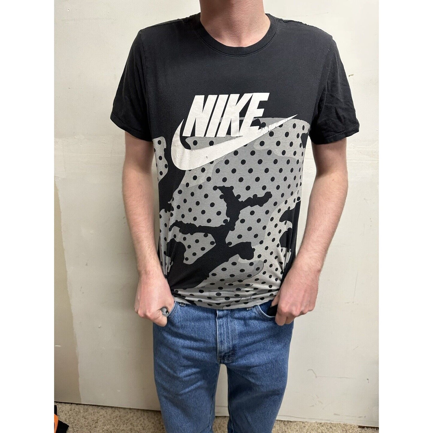 men’s the nike tee black short sleeve tshirt small athletic cut