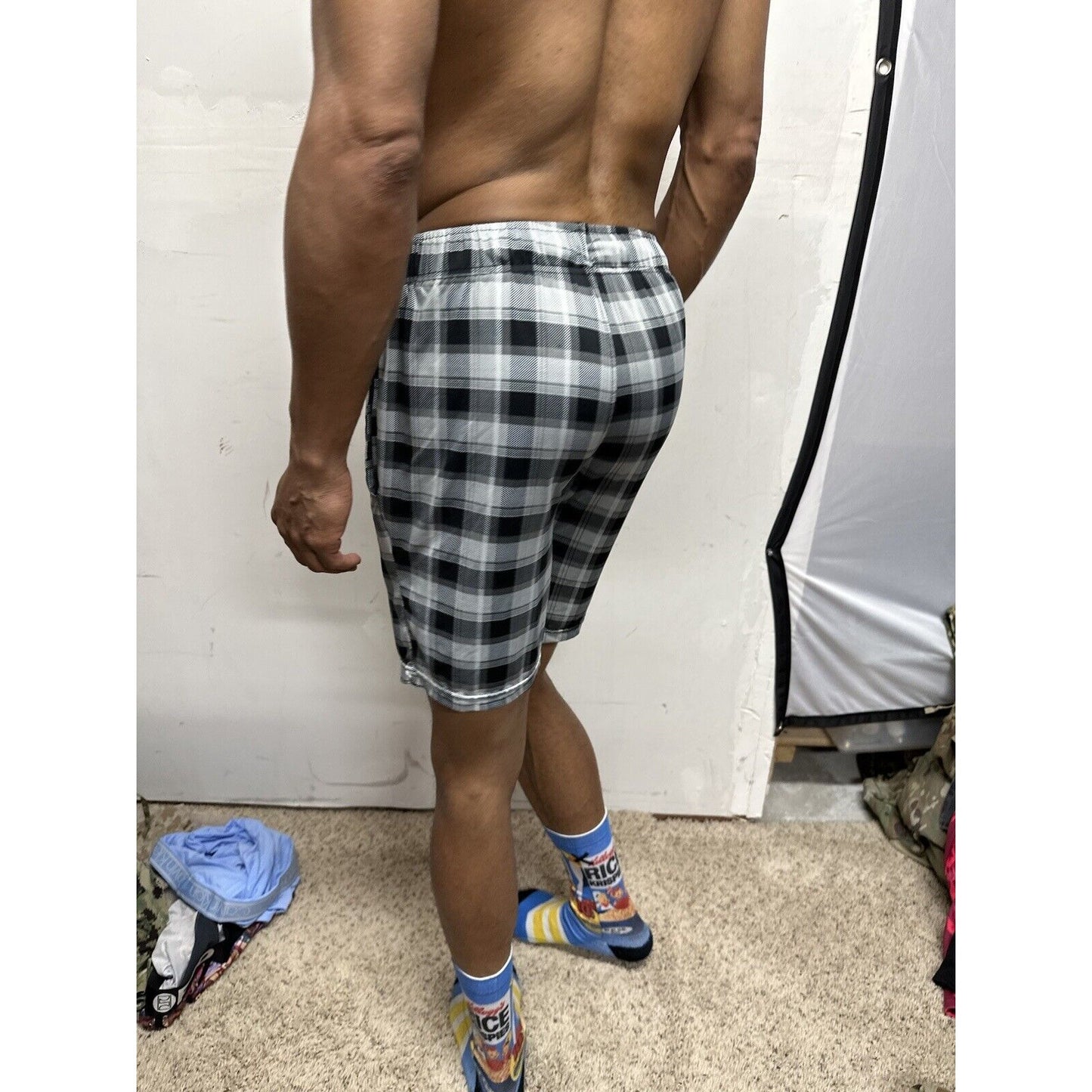 Men’s Gray And Black Fruit Of The Loom Small Lounge Shorts with pockets