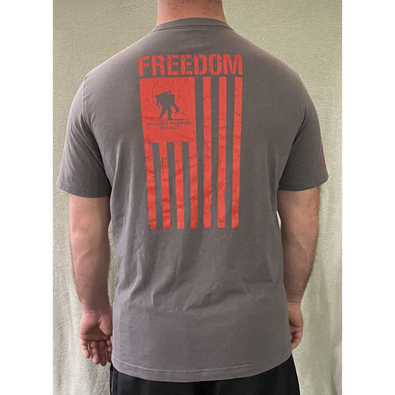 Under Armour Men’s Large Gray American Flag Wounded Warrior Proj Heat Gear Shirt