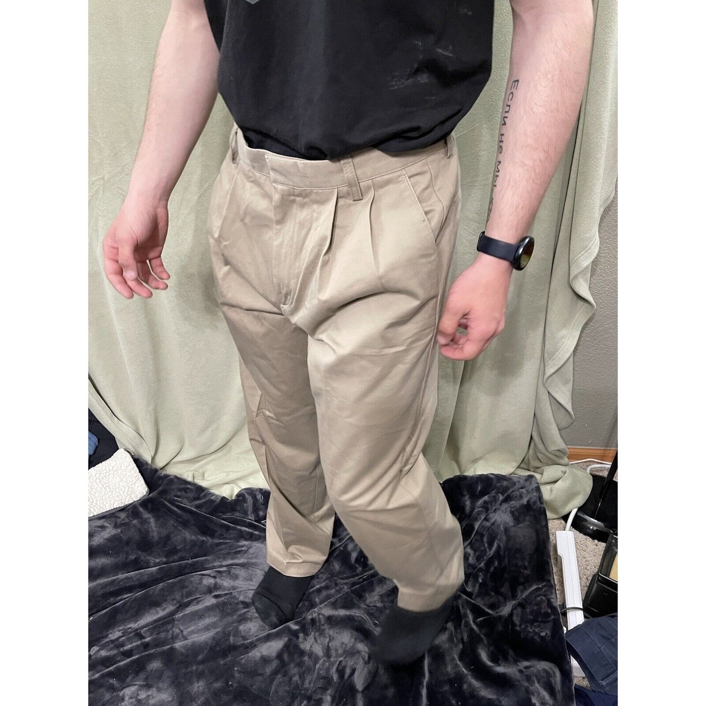 DOCKERS Men's D4 Khaki Relaxed Fit Pleated Pants 32 x 30 EUC 32 x 28.5