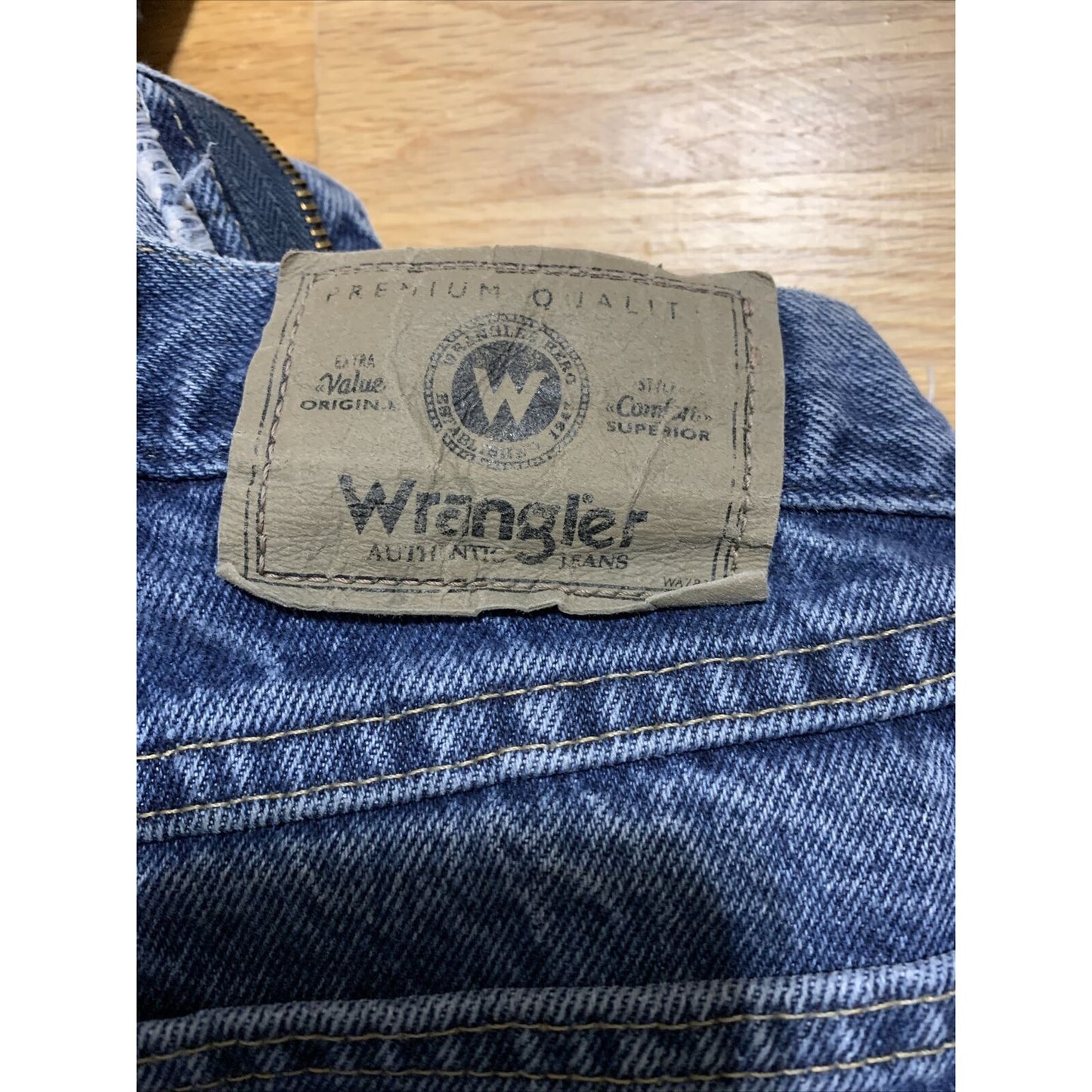 Mens Wrangler 34 x 30 Relaxed FIt Blue Jeans