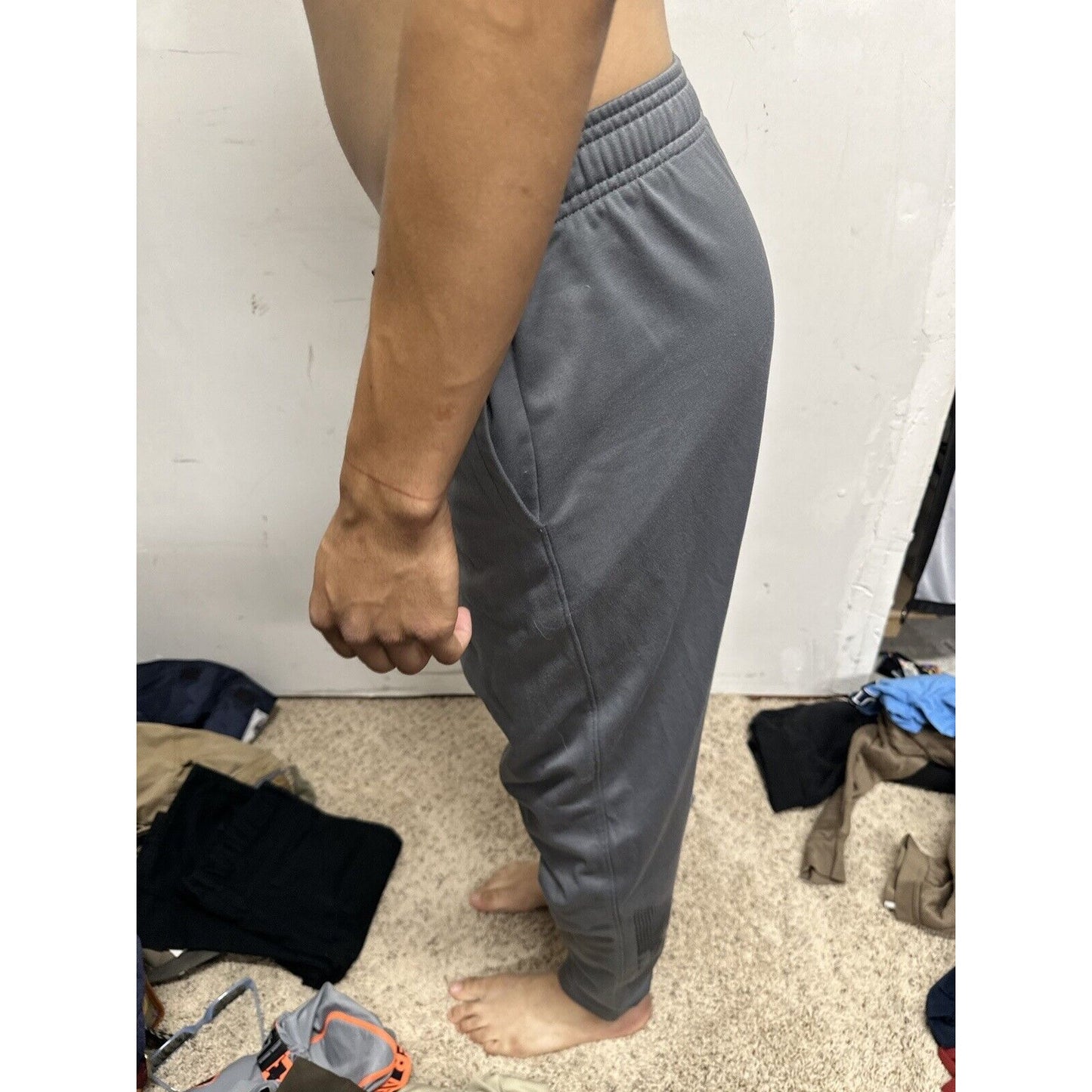 Boy’s Youth xL Grey Under Armour Fitted Sweat Pants