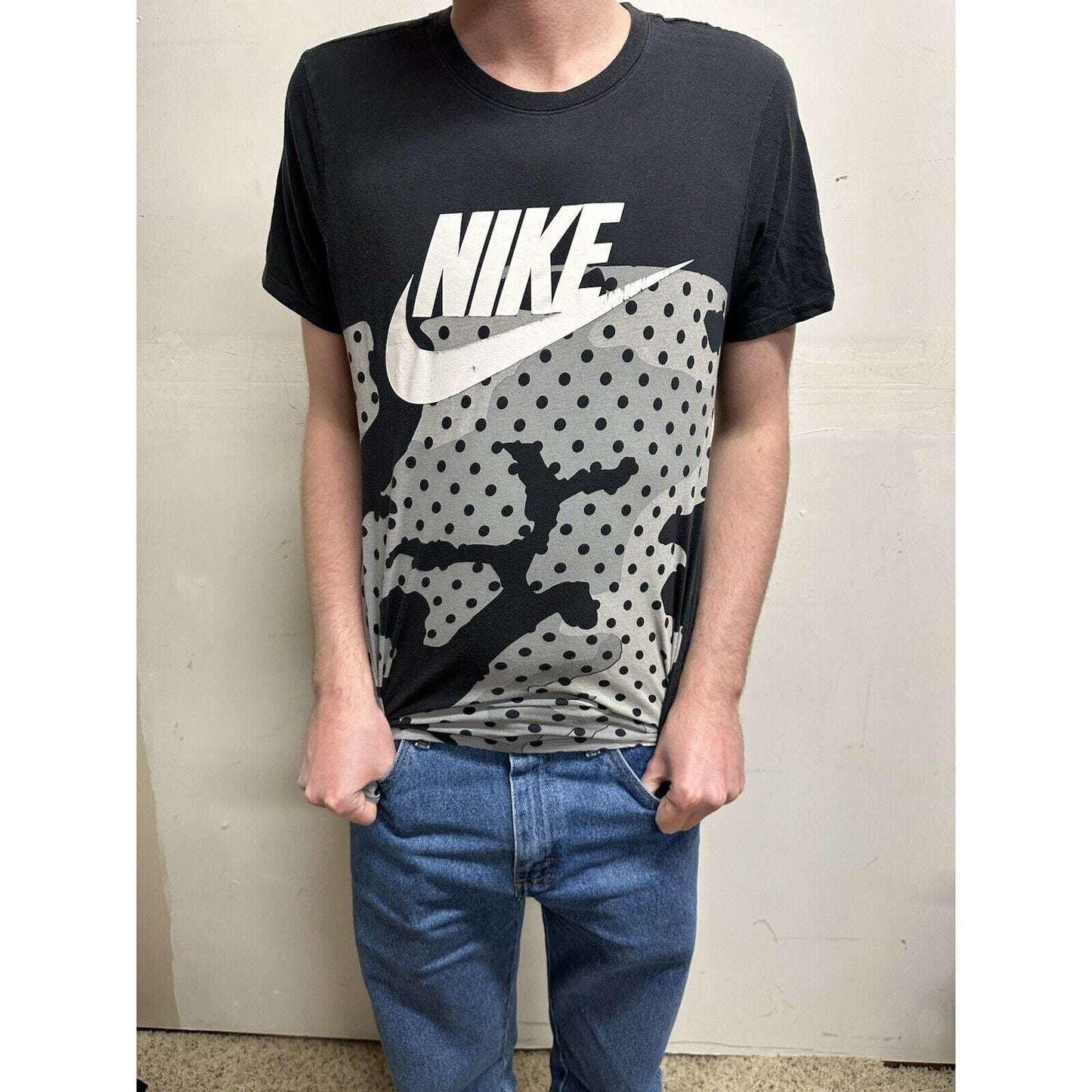 men’s the nike tee black short sleeve tshirt small athletic cut