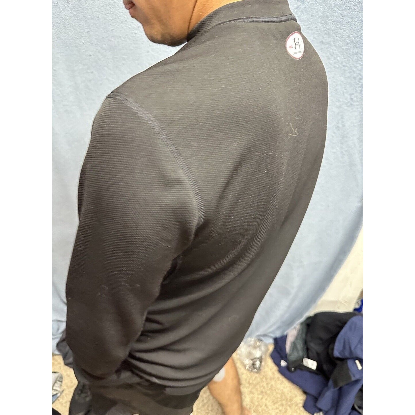 Men’s Medium Black Long Sleeve Under Armour Pullover Shirt