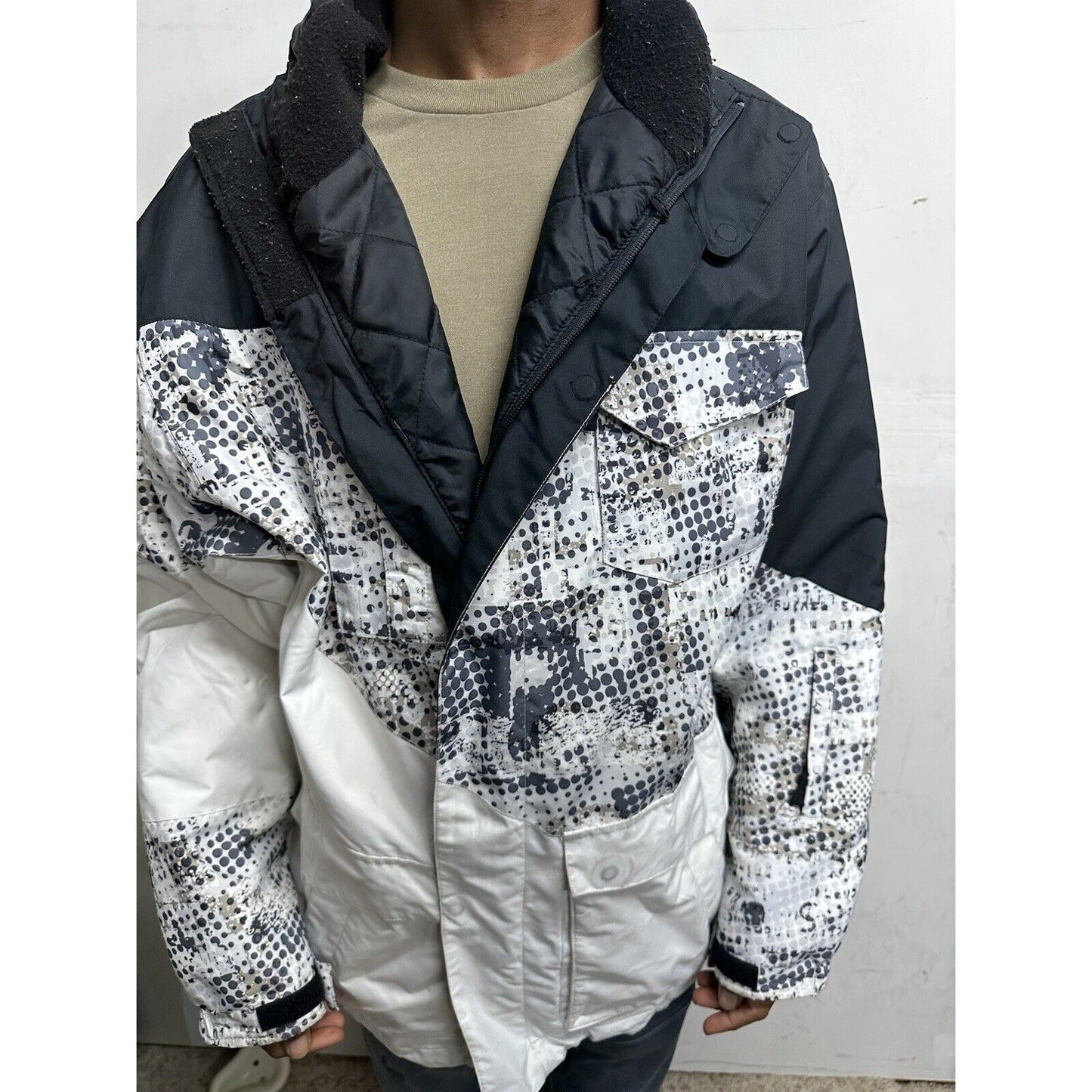 Men’s Large Black And White Snow Technology Body Glove Jacket
