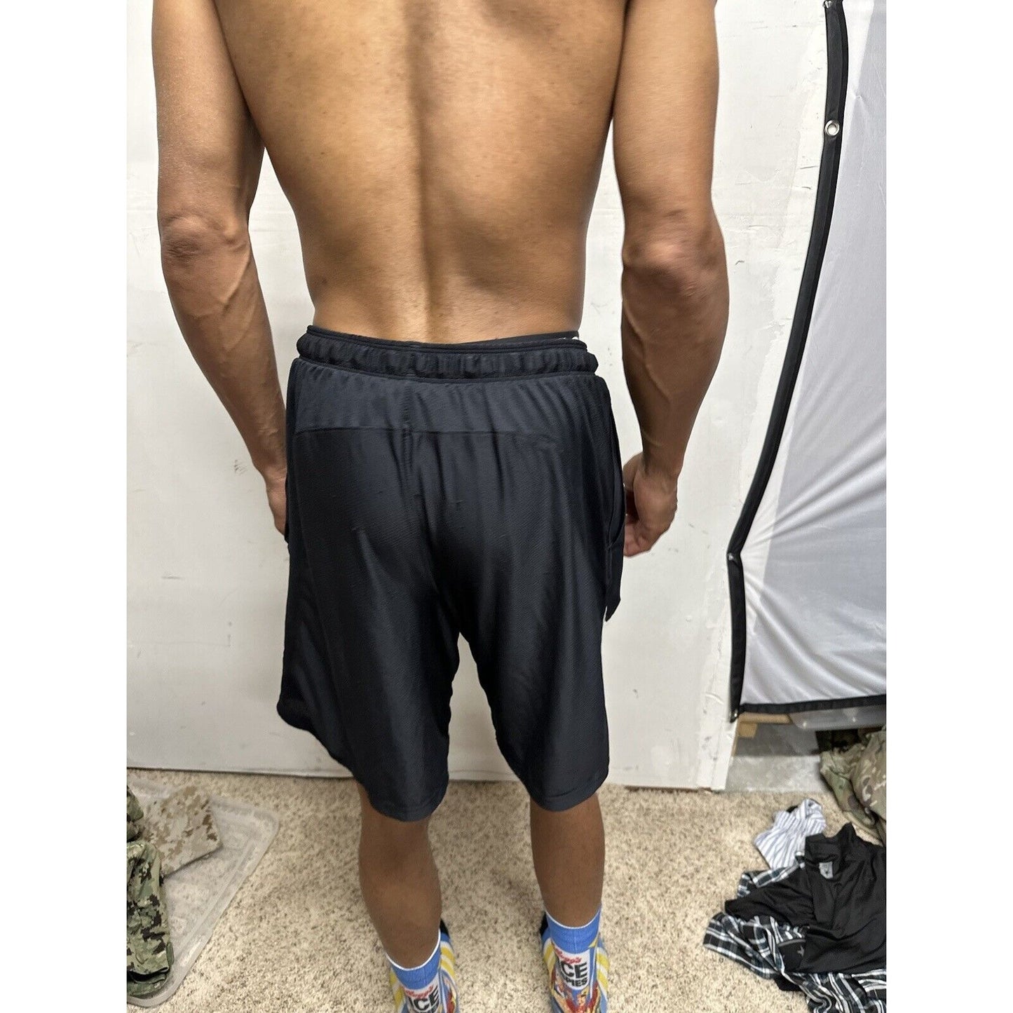 Men’s Under Armour Black Large Shorts Athletic With Pockets