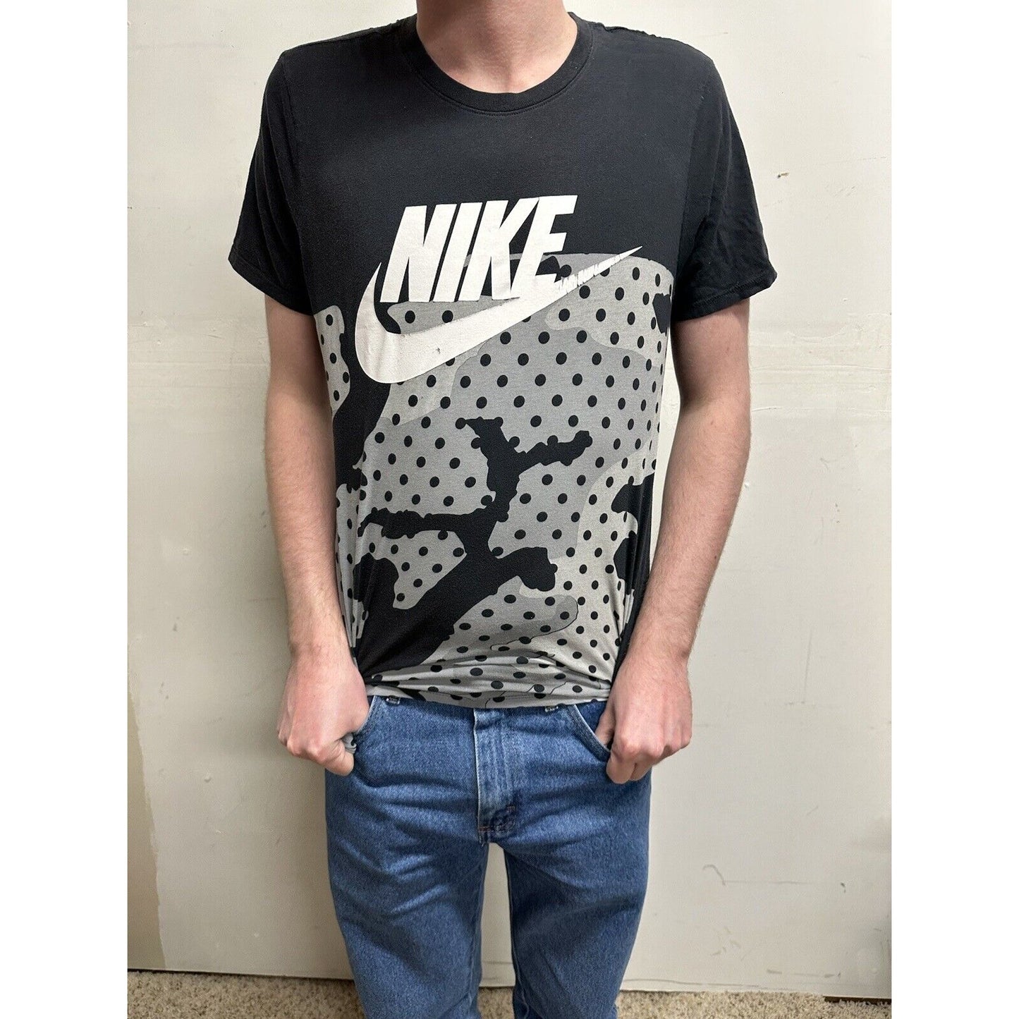 men’s the nike tee black short sleeve tshirt small athletic cut