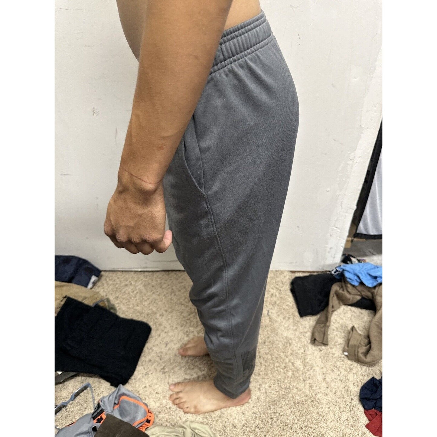 Boy’s Youth xL Grey Under Armour Fitted Sweat Pants