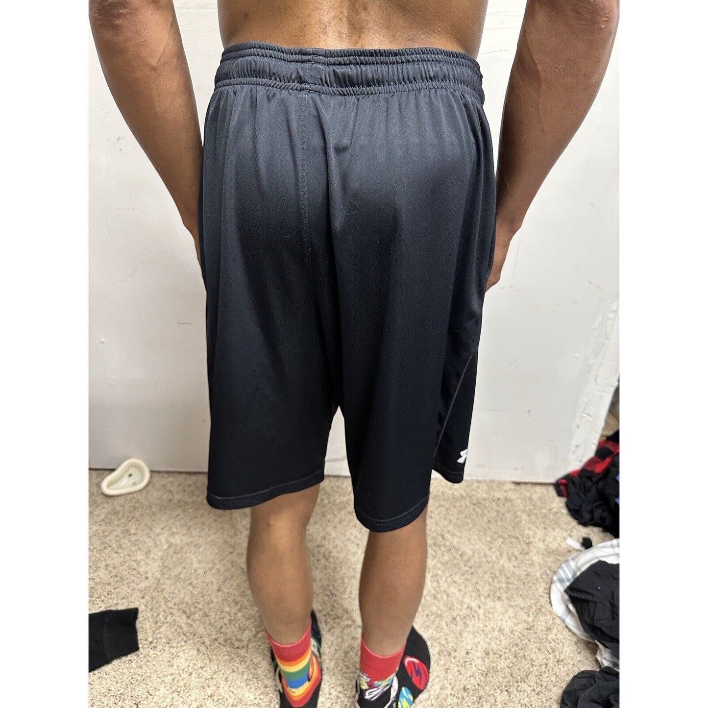 Men’s Under Armour Large Black Loose Athletic Shorts With Pockets