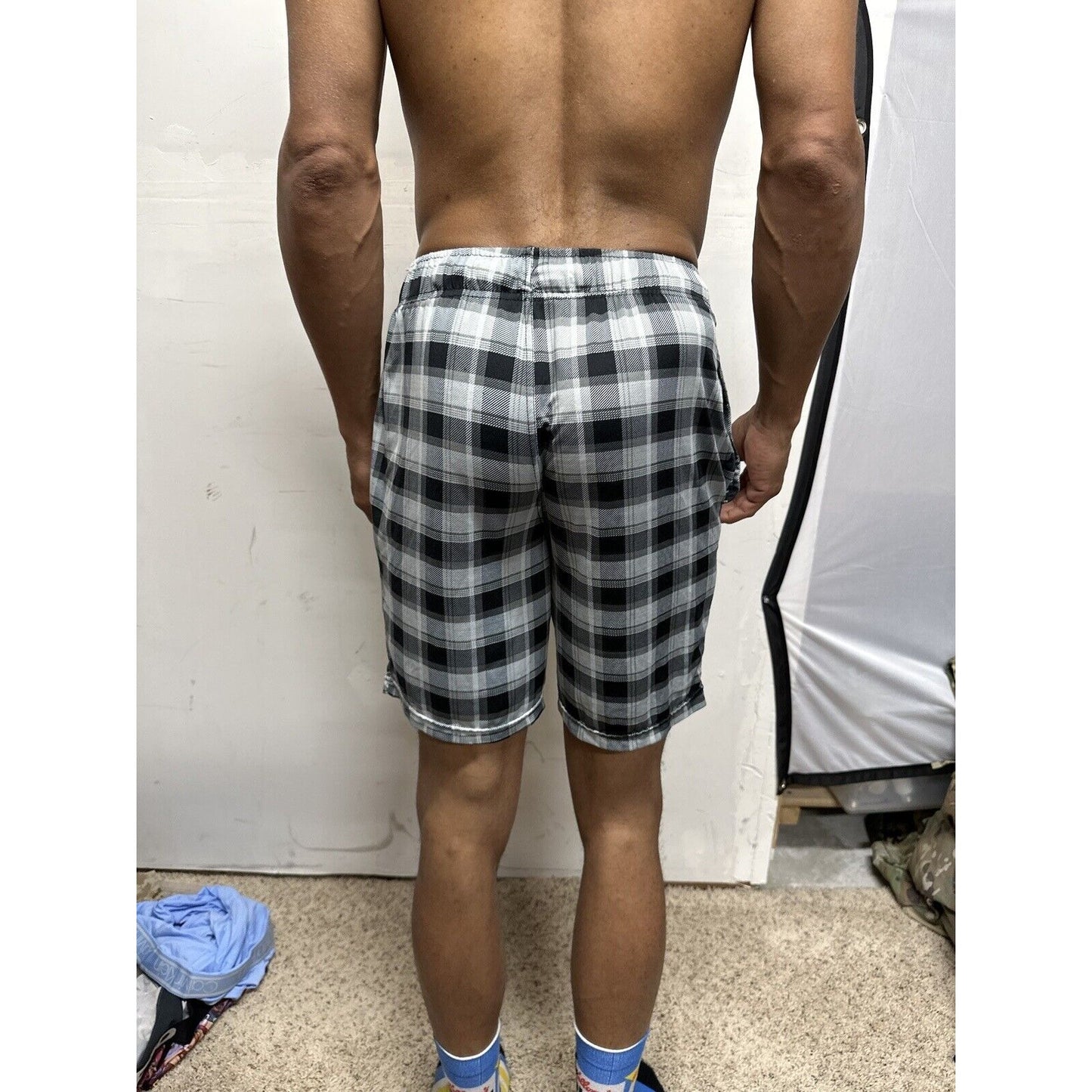 Men’s Gray And Black Fruit Of The Loom Small Lounge Shorts with pockets