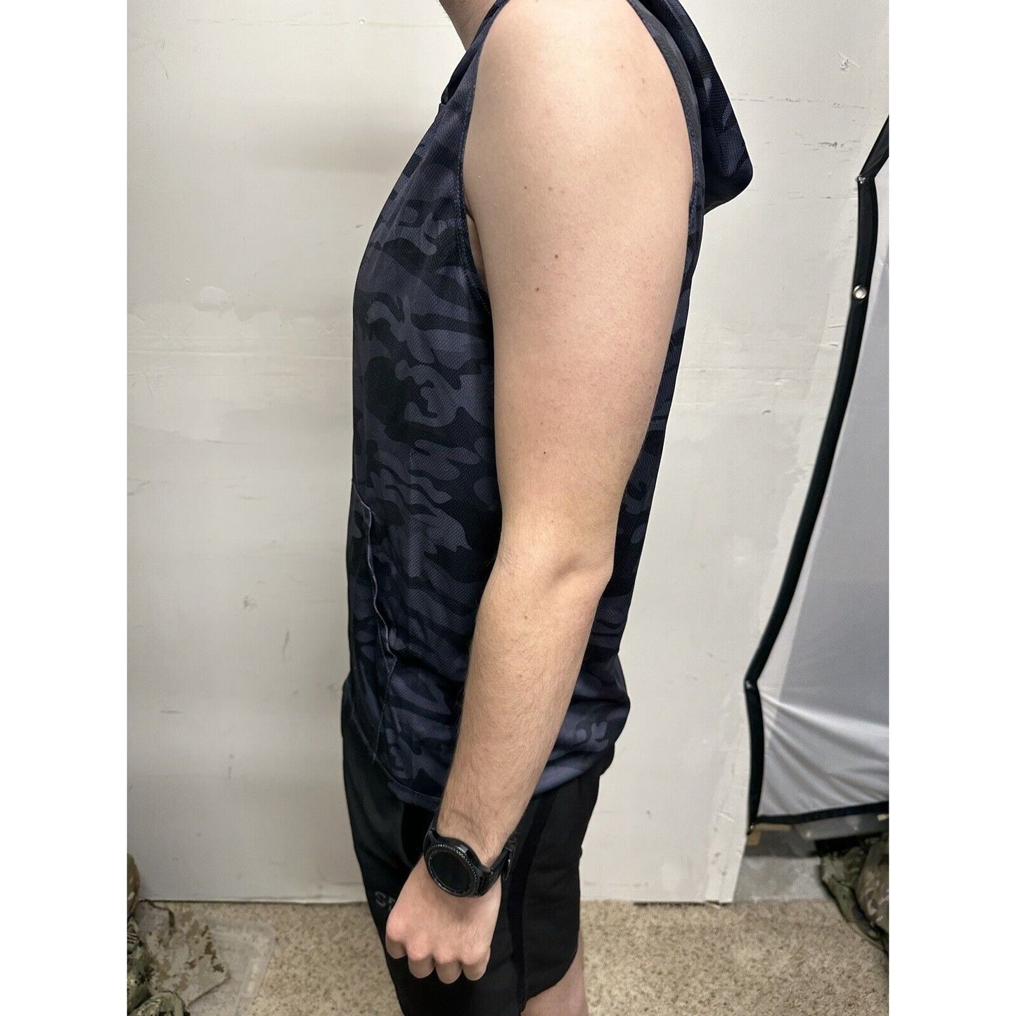 Men’s Gray Camo Muscle Pull Over Sleeveless Hoodie Medium