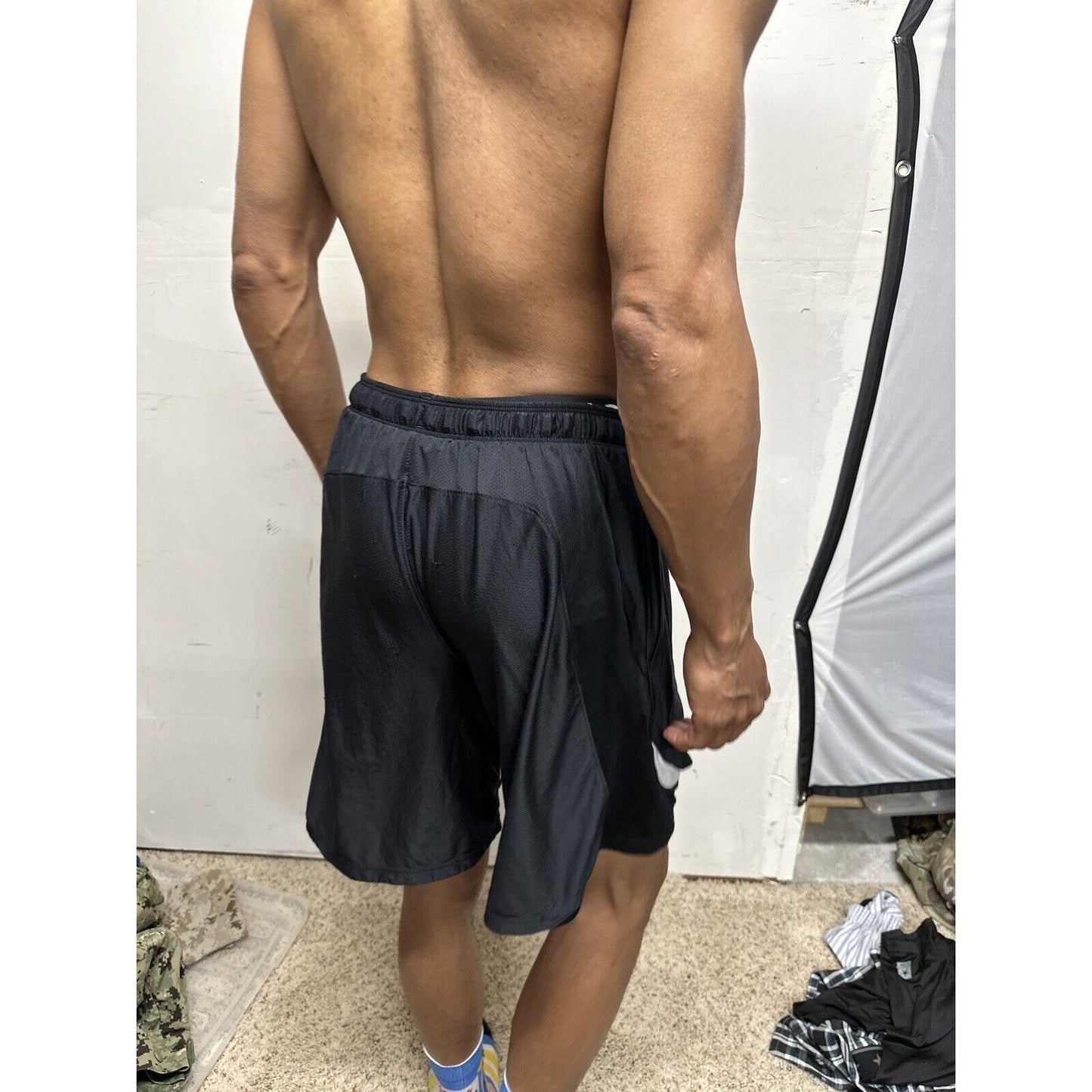 Men’s Under Armour Black Large Shorts Athletic With Pockets
