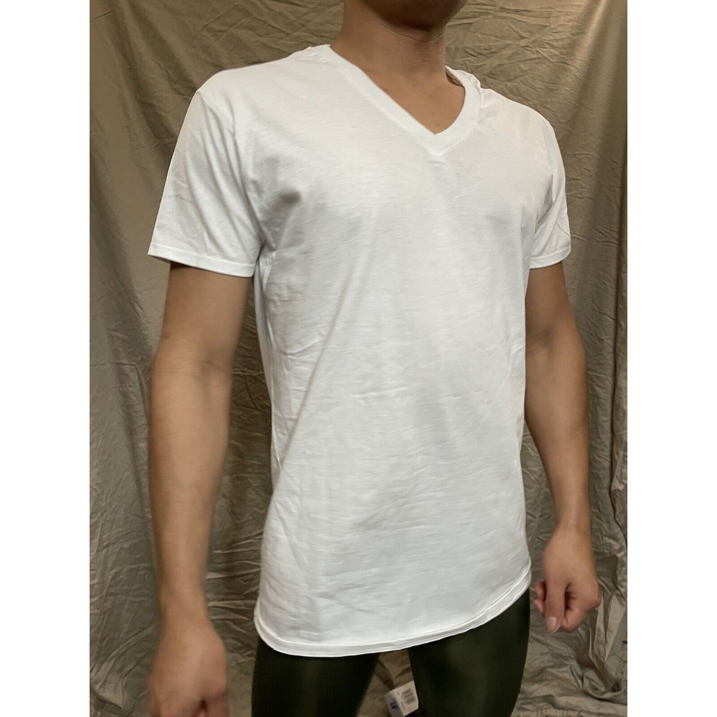 Men's White Fruit of the loom v-neck undershirt tshirt medium