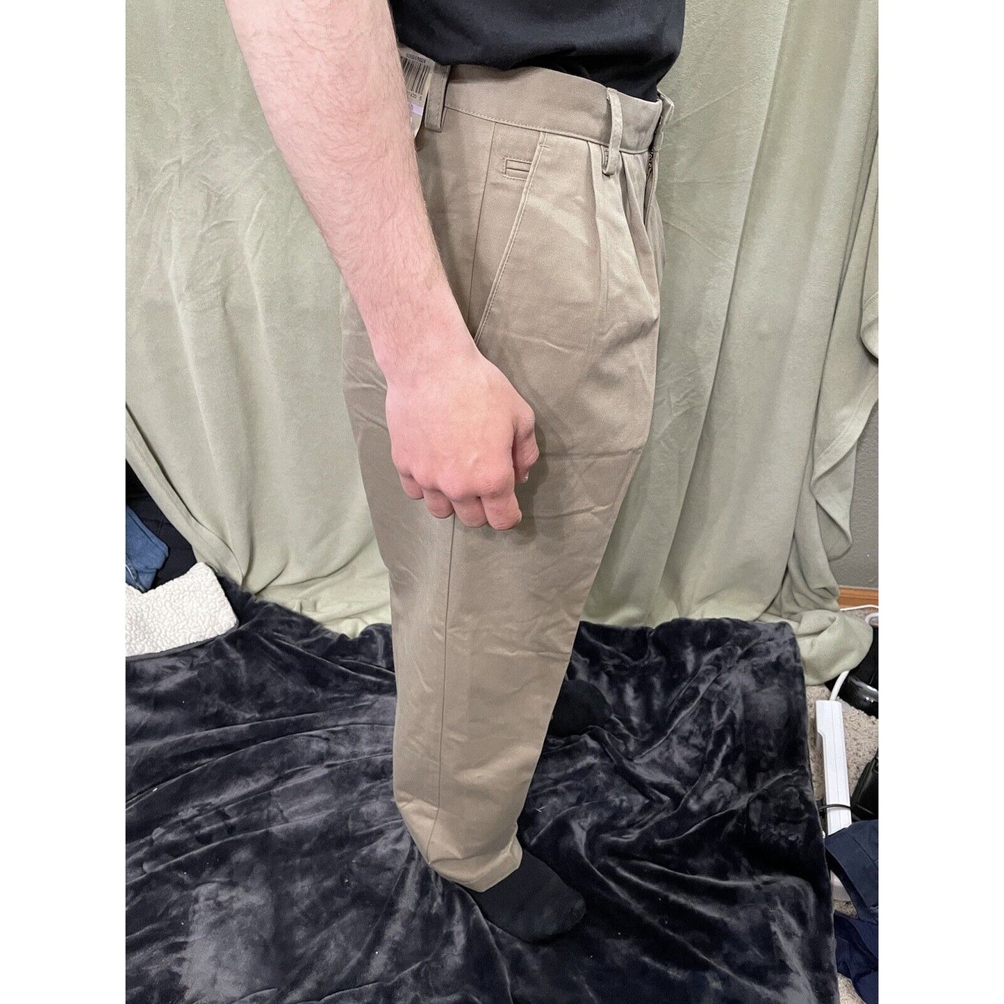 DOCKERS Men's D4 Khaki Relaxed Fit Pleated Pants 32 x 30 EUC 32 x 28.5