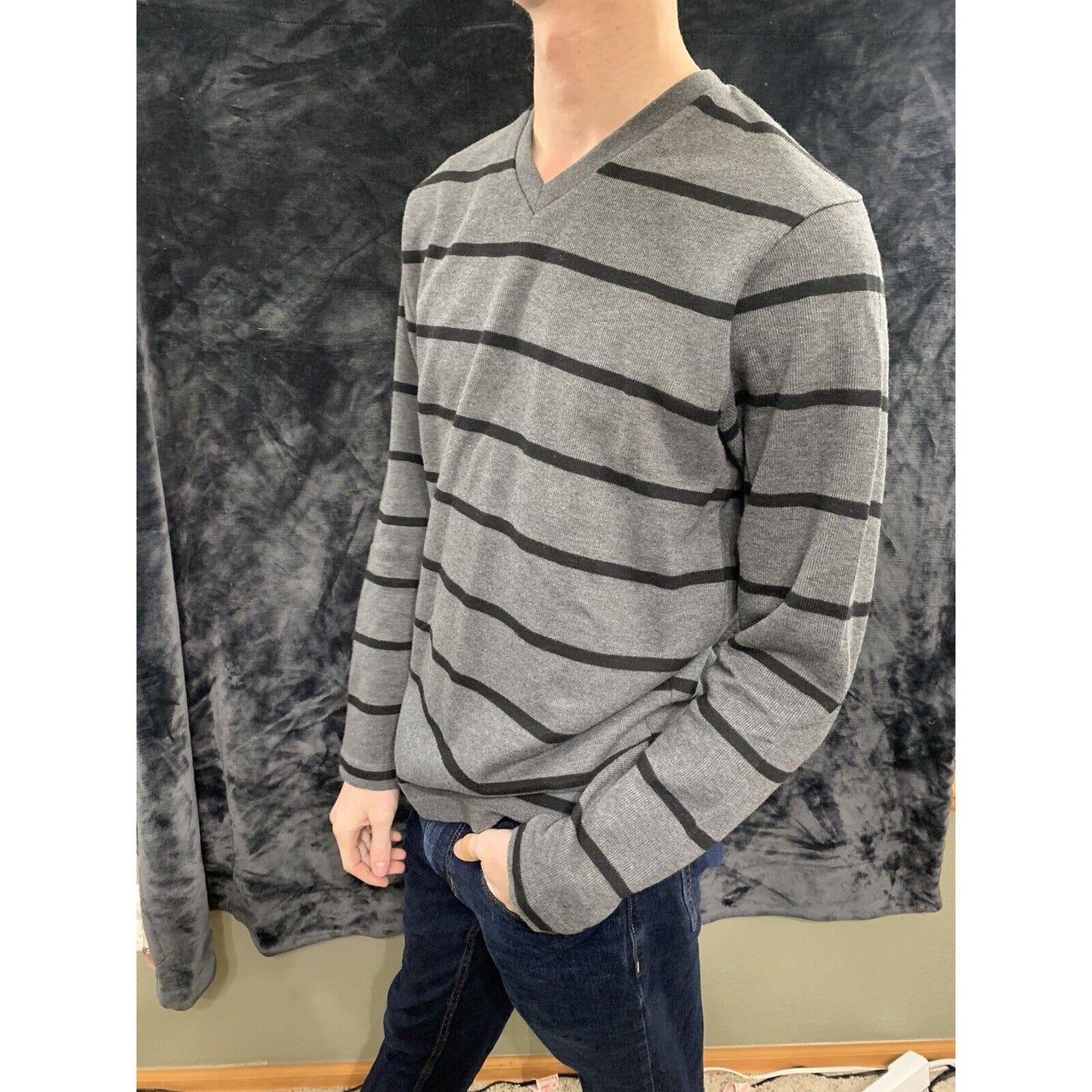 Old Navy Men's Size Large Long Sleeve Gray Striped V-Neck Pullover Sweatshirt