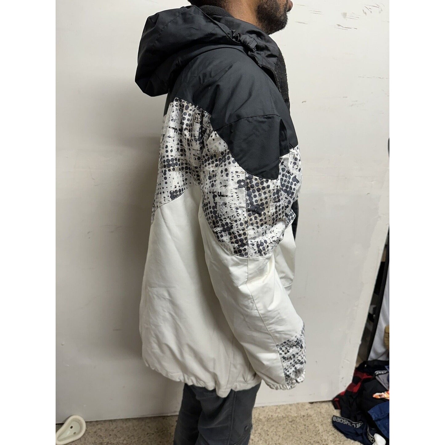 Men’s Large Black And White Snow Technology Body Glove Jacket